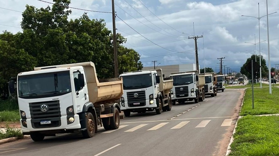 Caminhões da Secretaria Municipal de Zeladoria Urbana chegando no setor Taquari para a força tarefa