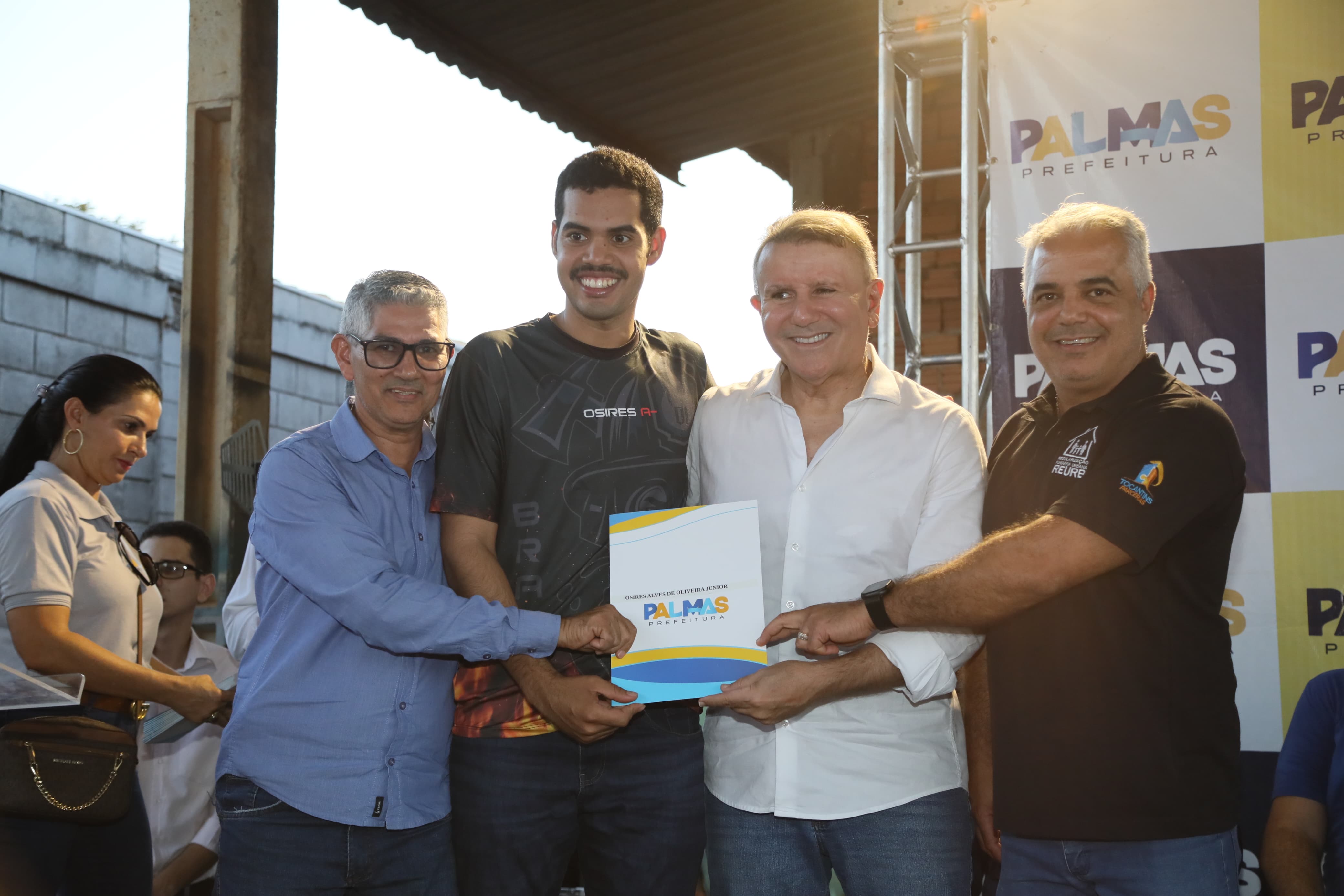 Morador do Setor Universitário recebe título definitivo do seu imóvel