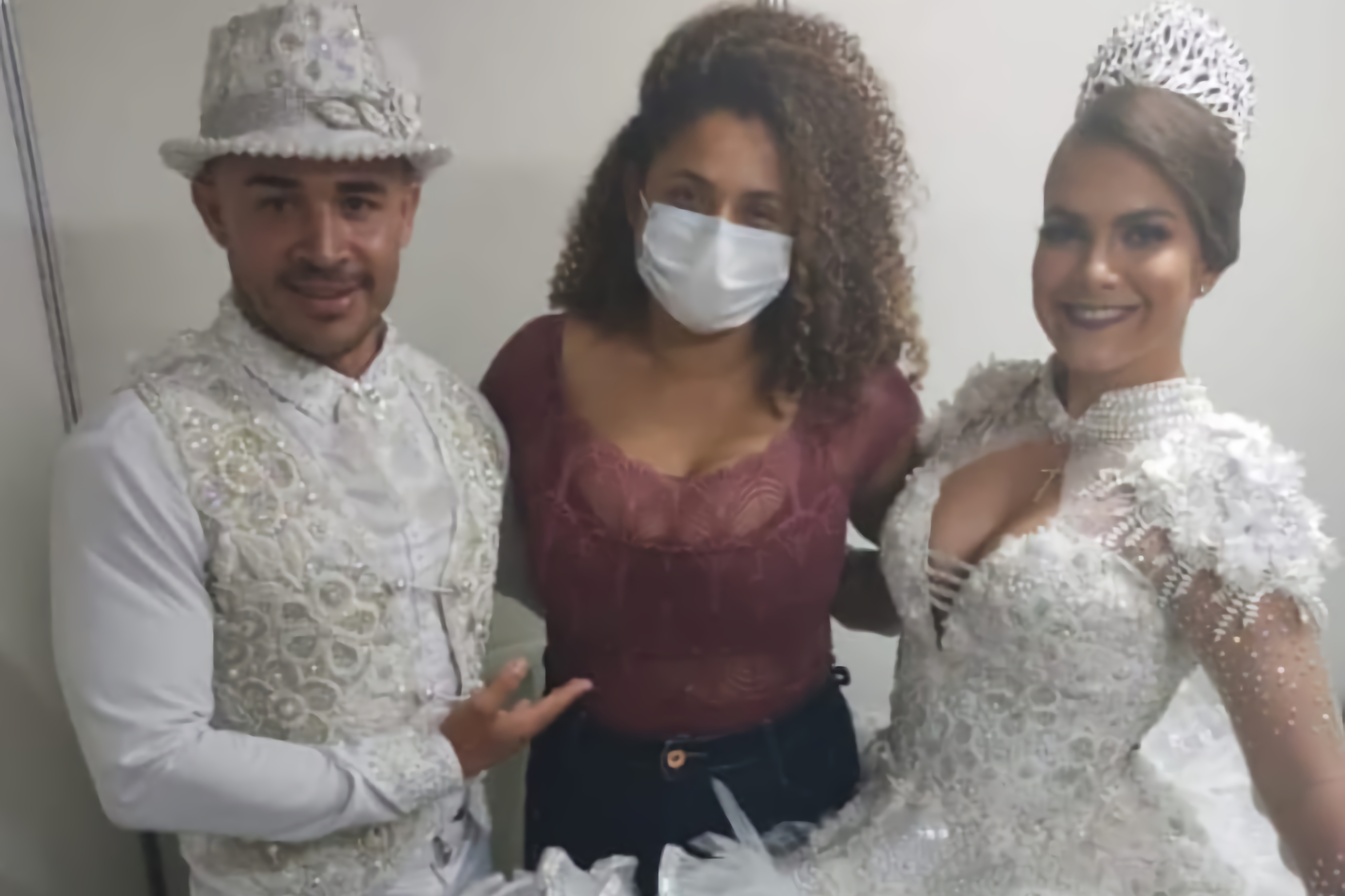O primeiro figurino ninguém esquece! Danny Brilhos ladeada pelo casal que vestiu a primeira criação que ela fez pelo próprio atelier, em 2020