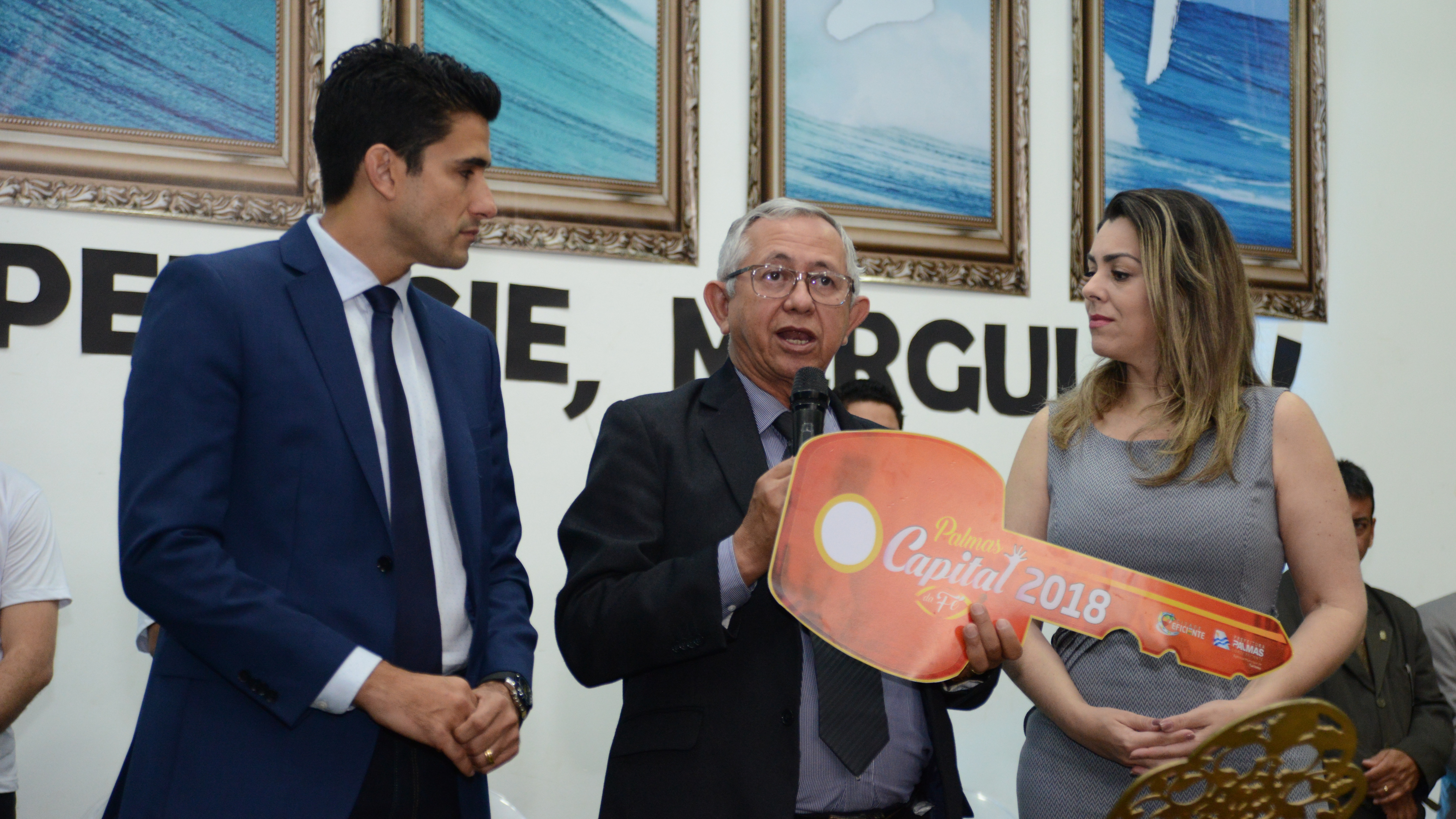 Prefeitura participa da abertura de congresso religioso e faz entrega simbólica da chave da cidade em apoio ao evento