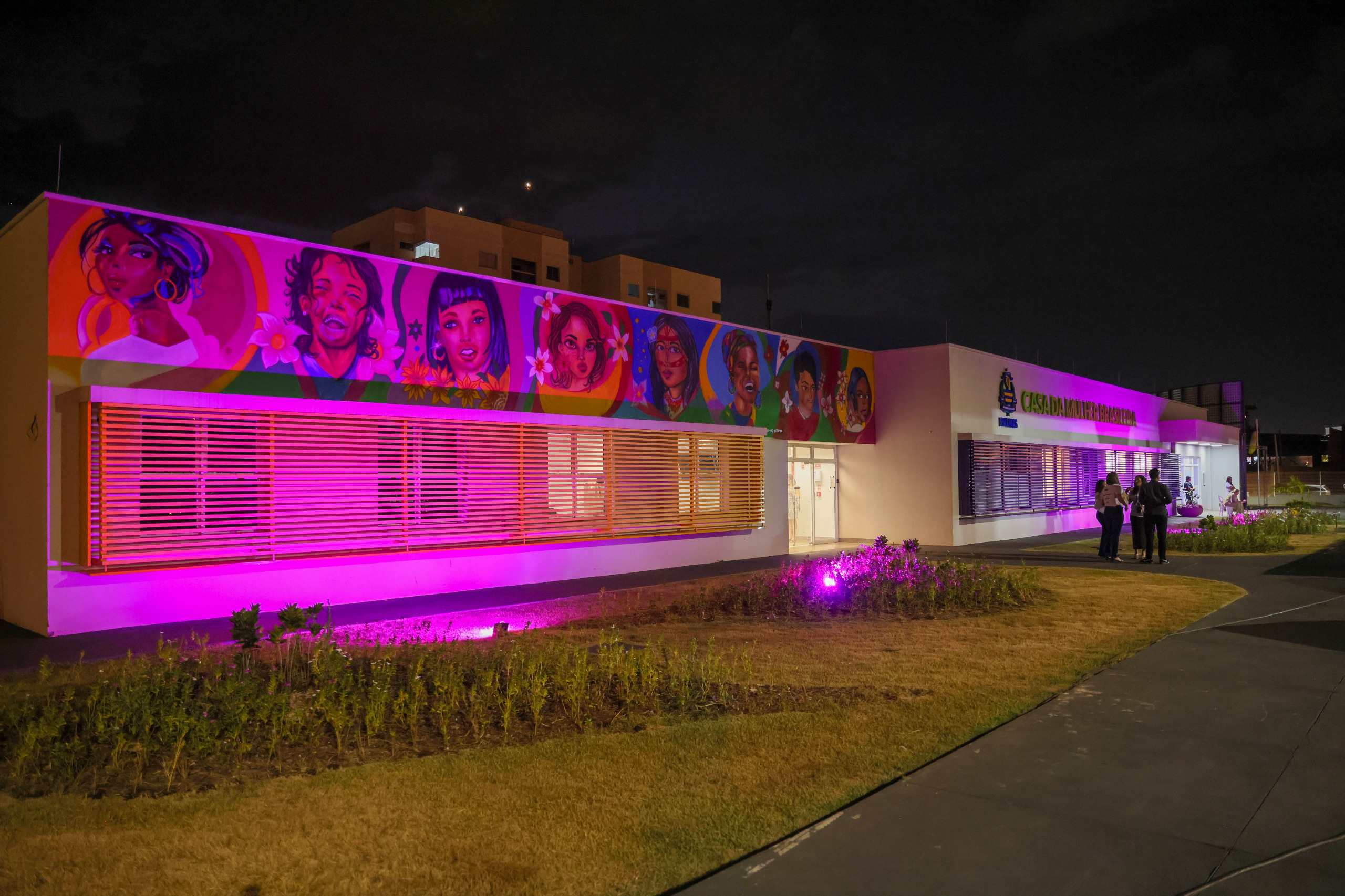 Palmas ilumina espaços públicos na cor lilás em apoio à campanha de combate à violência contra a mulher