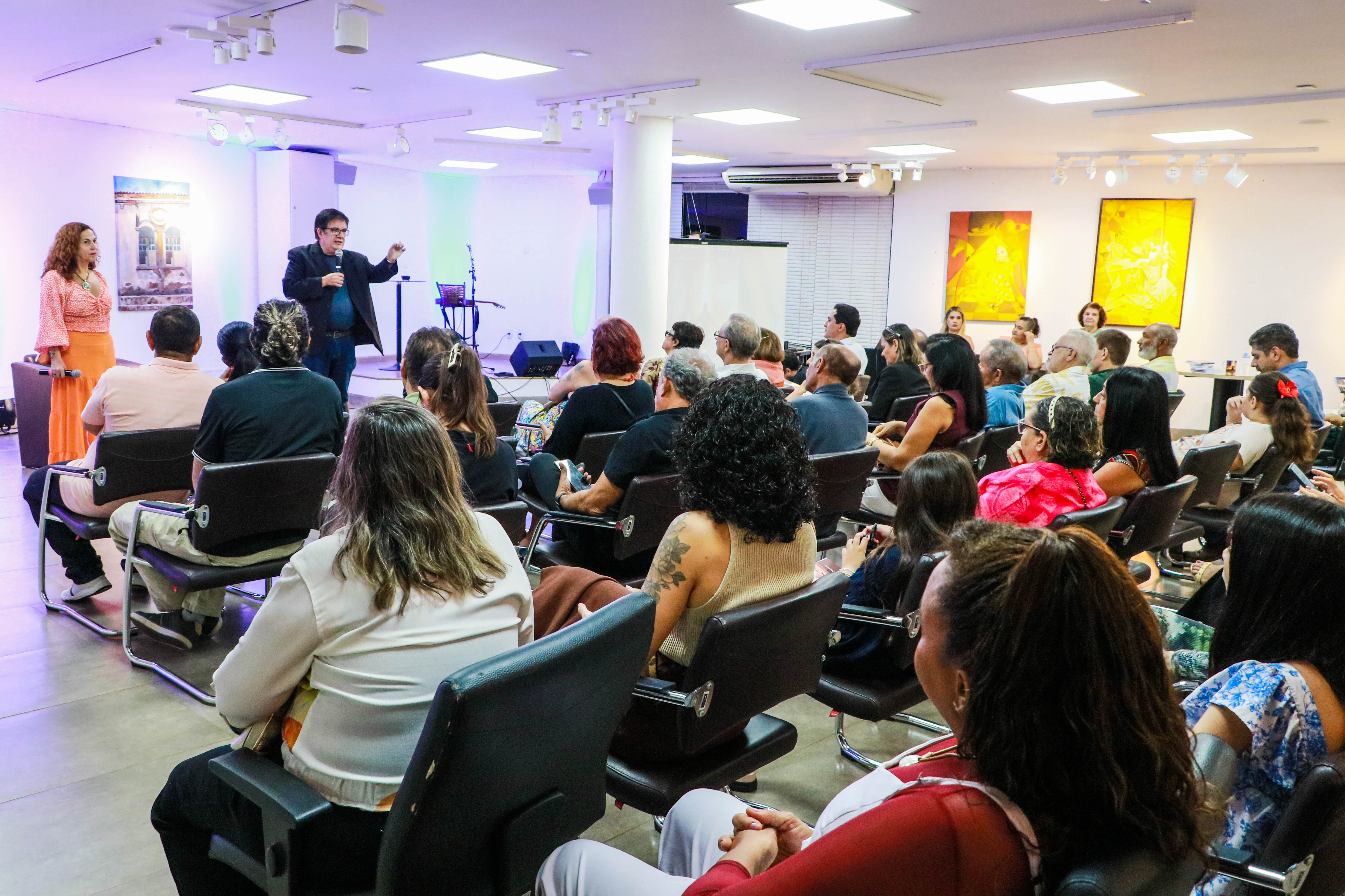Público prestigia lançamento de livro realizado no Espaço Cultural de Palmas