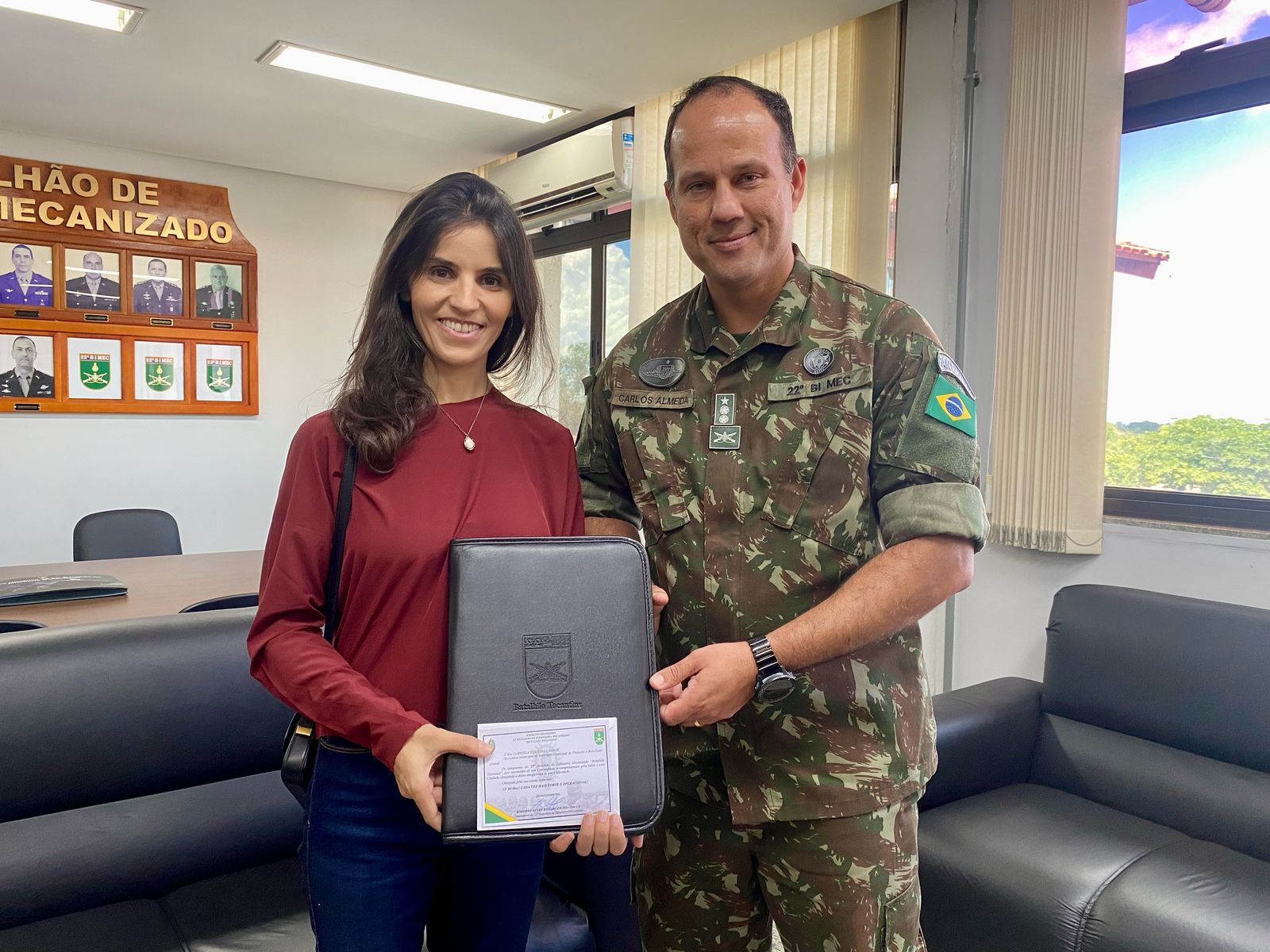 Visita da secretária Gabriela Siqueira Campos ao 22º Batalhão de Infantaria Mecanizado, acompanhada da equipe da SEBEM. Recebida pelo subcomandante da unidade, Tenente-Coronel Carlos Almeida.