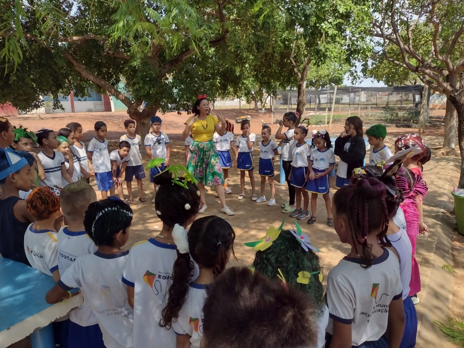Crianças da Escola Municipal Antônio Gonçalves participaram do espetáculo Histórias Brinquedos Cantados