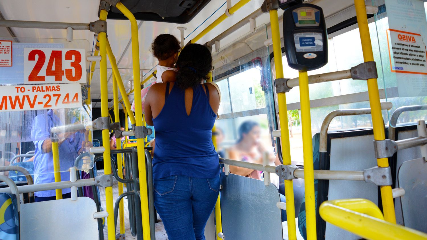 Crianças menores de 7 anos não precisarão mais passar por baixo da catraca nos ônibus coletivo