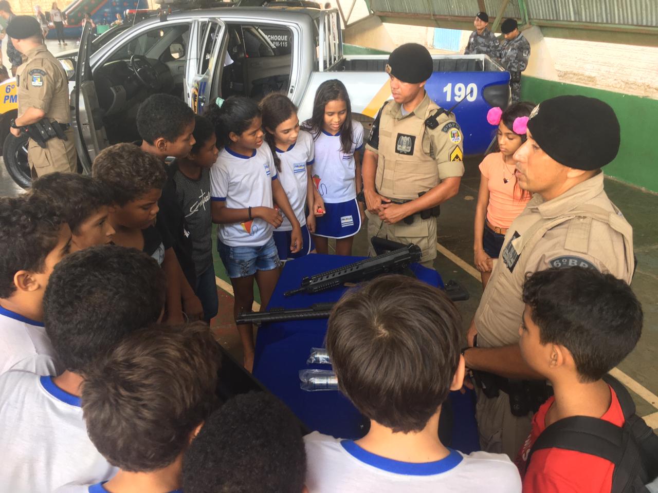 Alunos da ETI Santa Bárbara participam de ação com 6° Batalhão da Polícia Militar