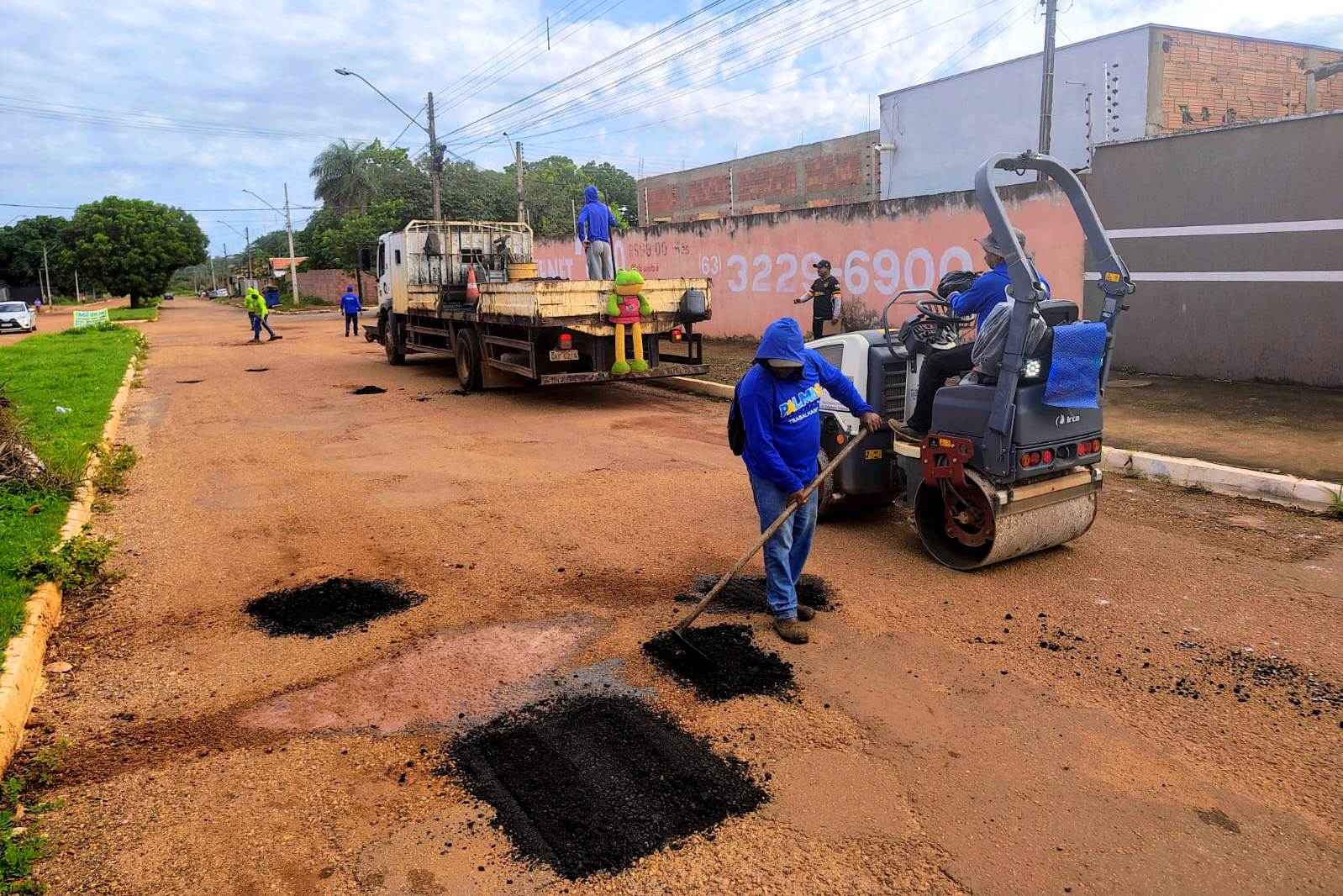 Equipe em operação na Avenida D, no Jardim Aureny IV