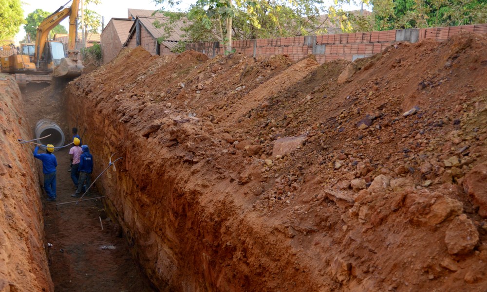 Obras de drenagem e pavimentação no Santo Amaro e na 405 Norte avançam
