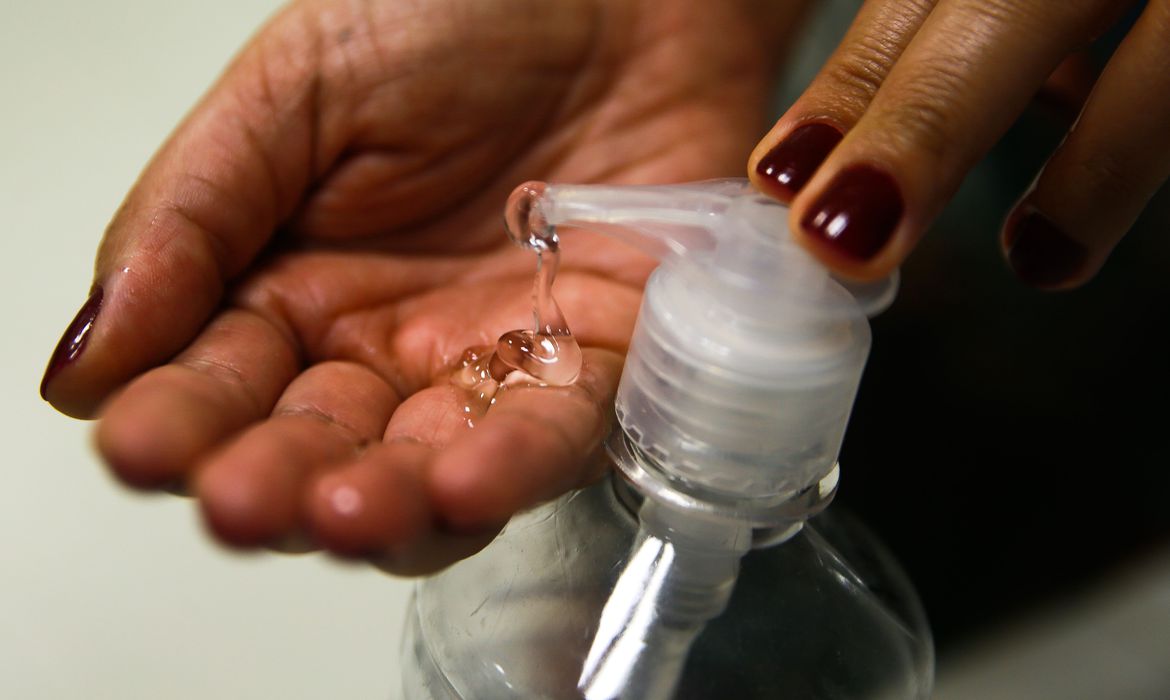 #FiqueBemEmCasa: devo utilizar álcool 70% líquido ou em gel em casa?