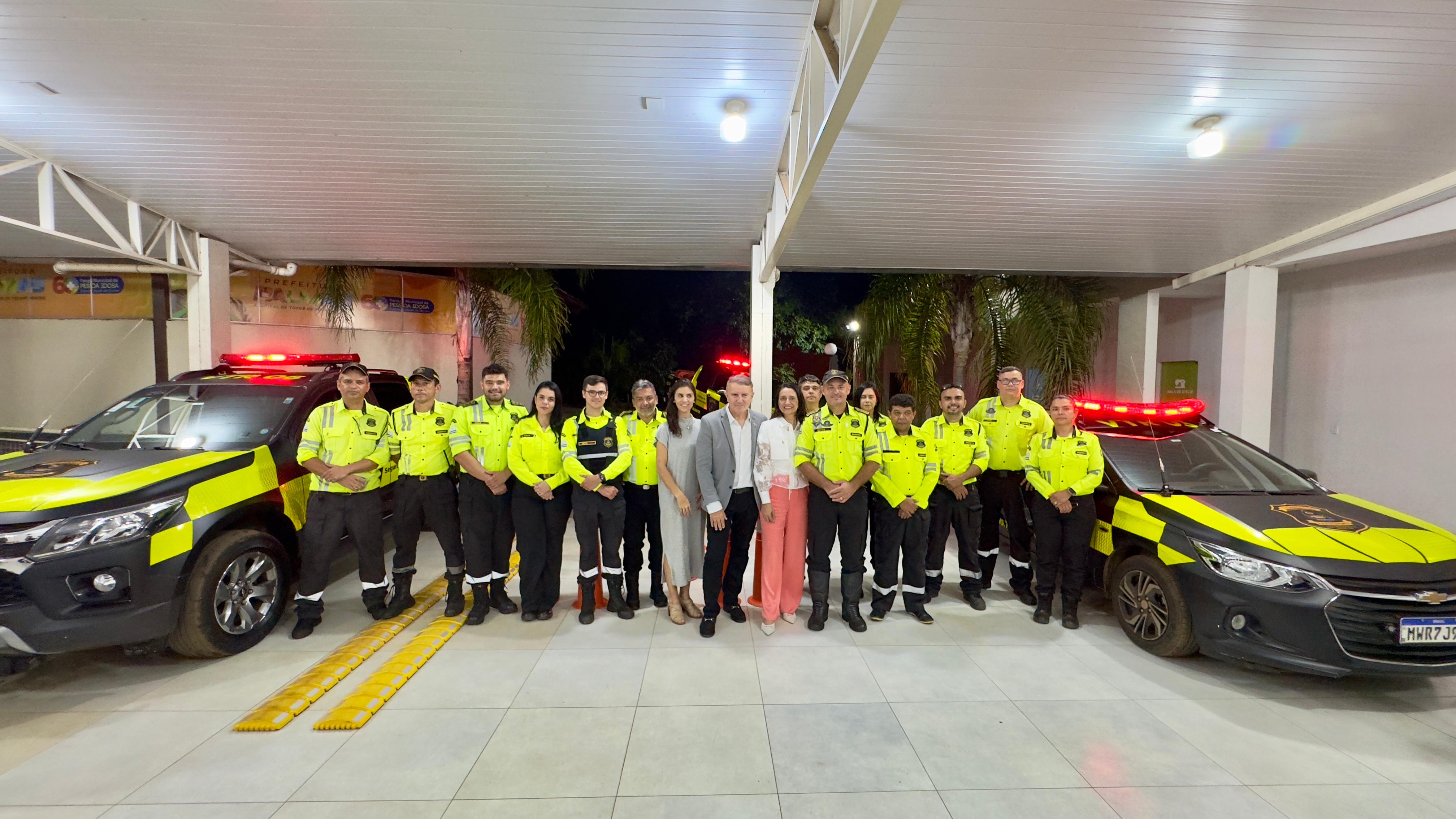 Eduardo Siqueira Campos, acompanhado de secretários municipais e da equipe da Secretaria Municipal de Mobilidade Urbana durante lançamento da campanha