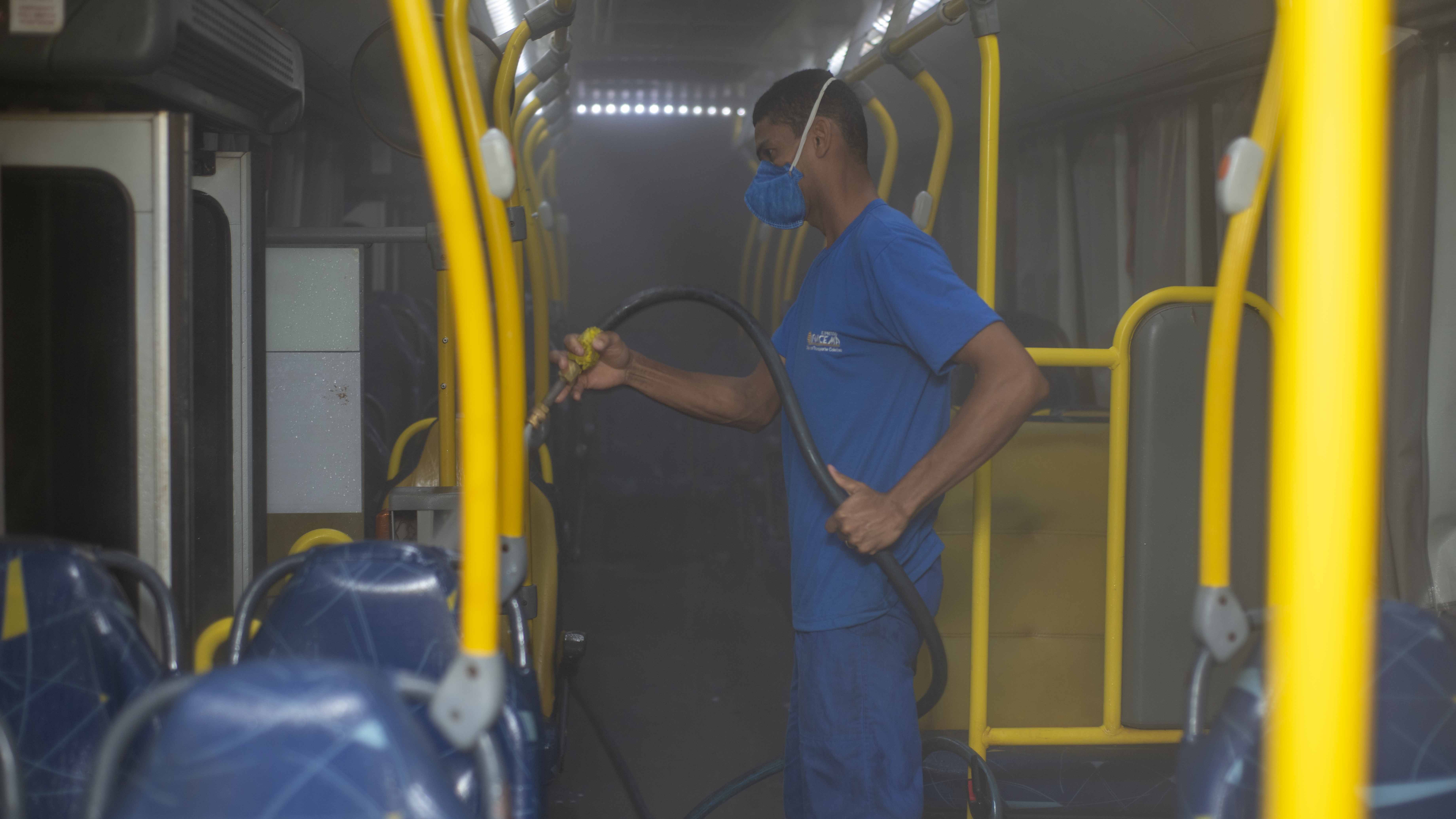 Fiscalização de Trânsito e Transporte inspeciona higienização e lavagem de ônibus da Capital