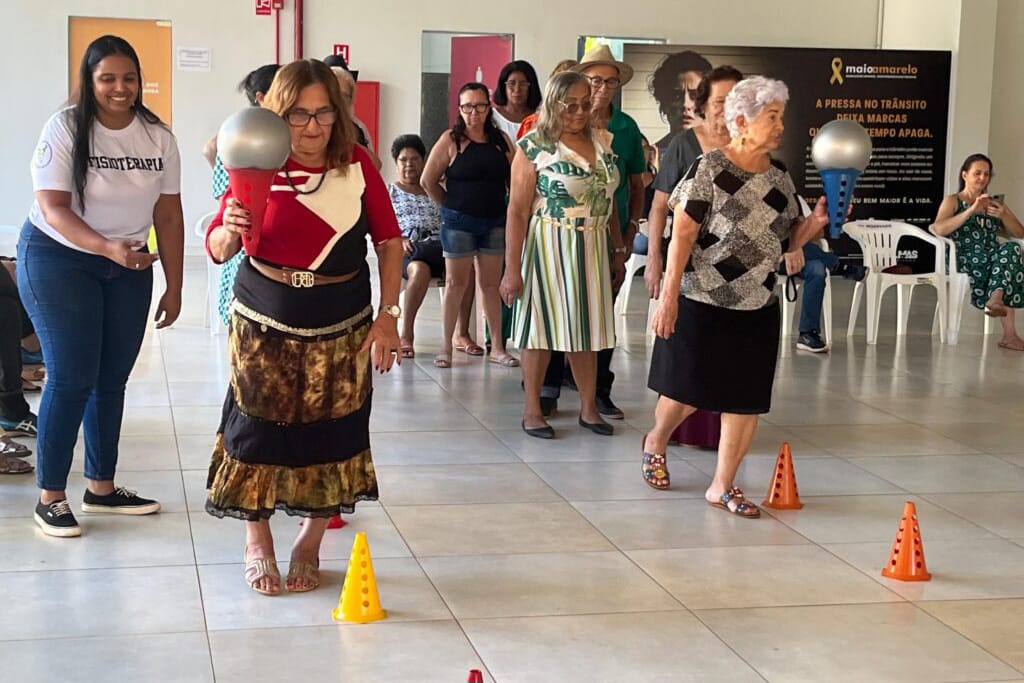 Atividades de fisioterapia também foram realizadas com idosos