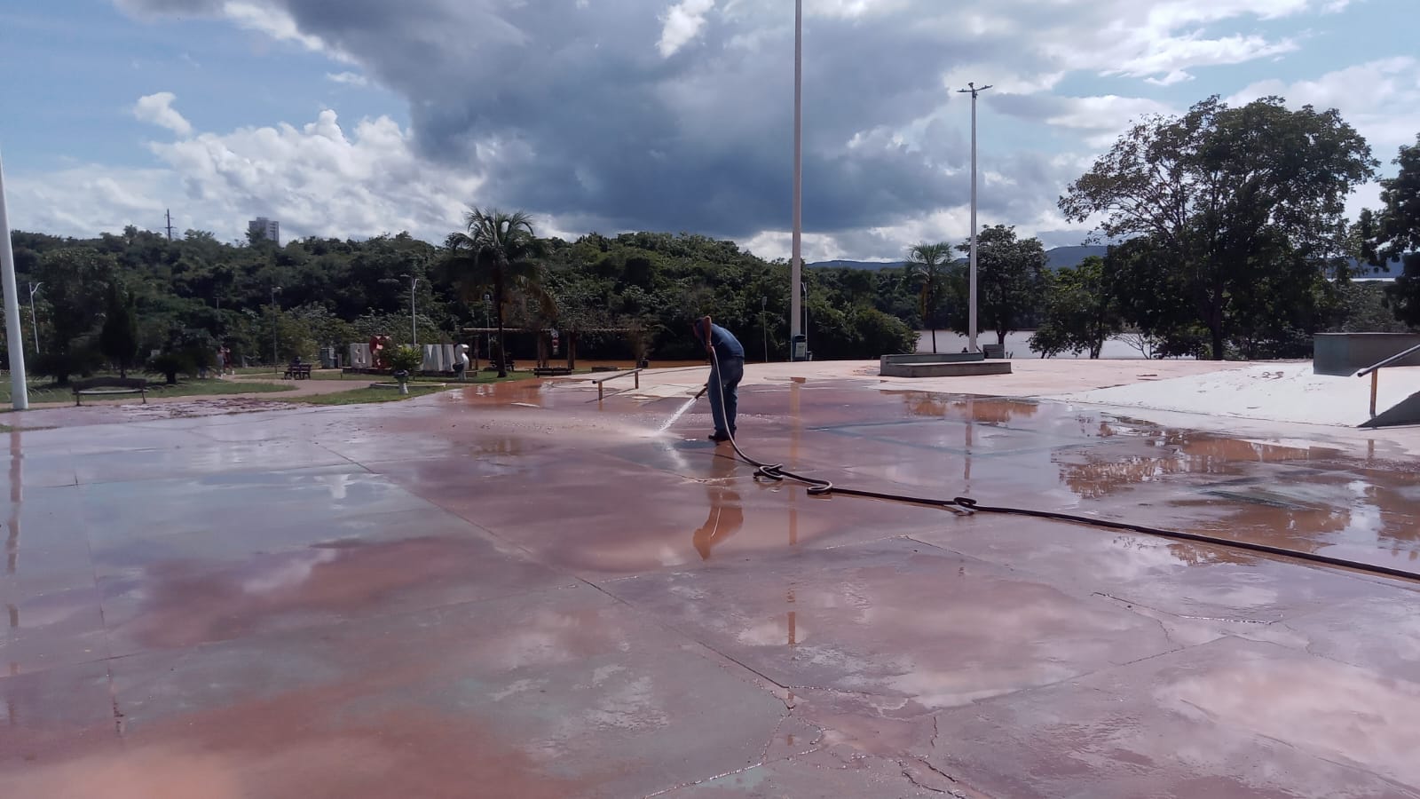 Limpeza da pista de skate no Parque Cesamar