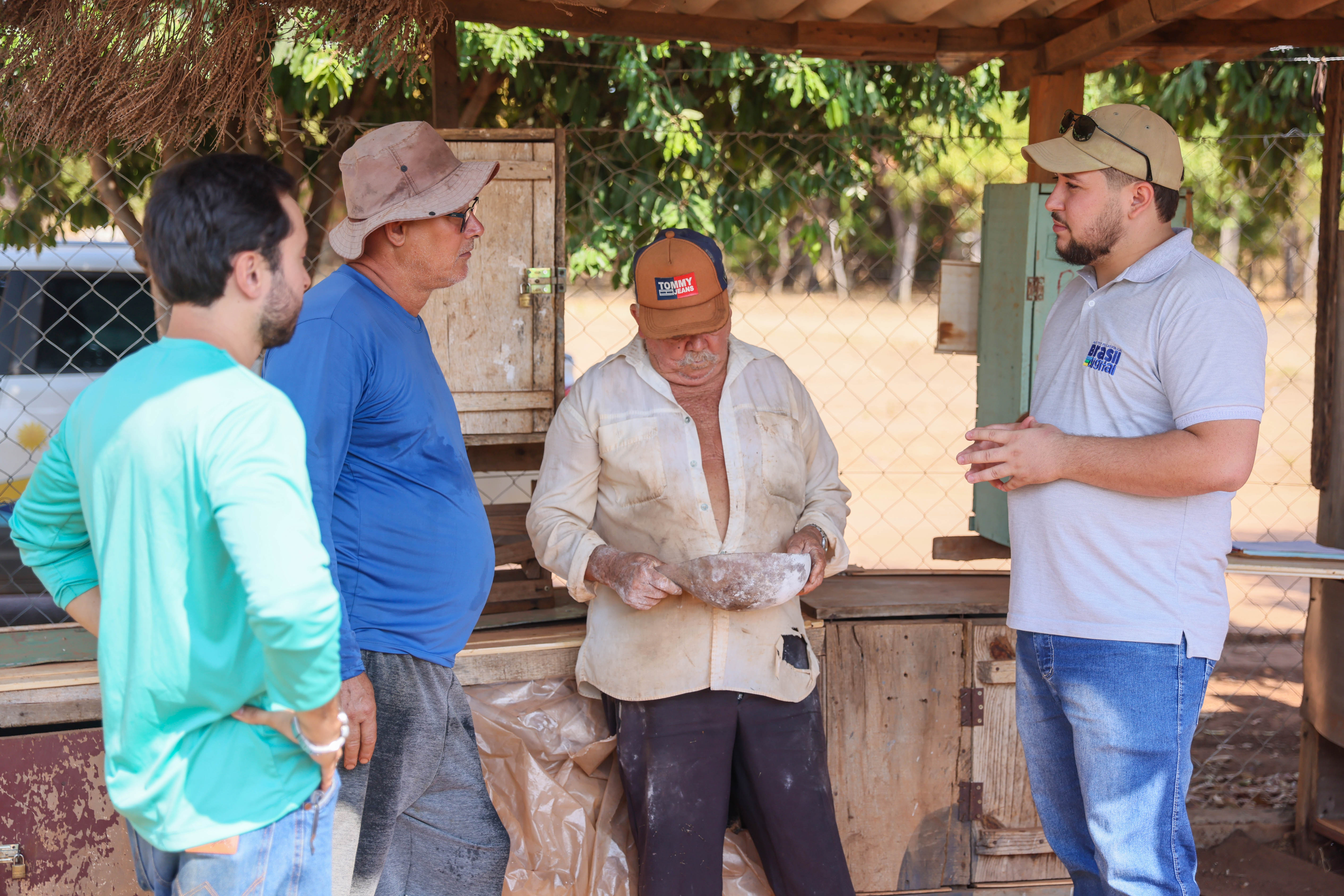 Produtores da horta comunitária do setor Santa Bárbara  estiveram reunidos com técnicos do Instituto Brasil Digital 