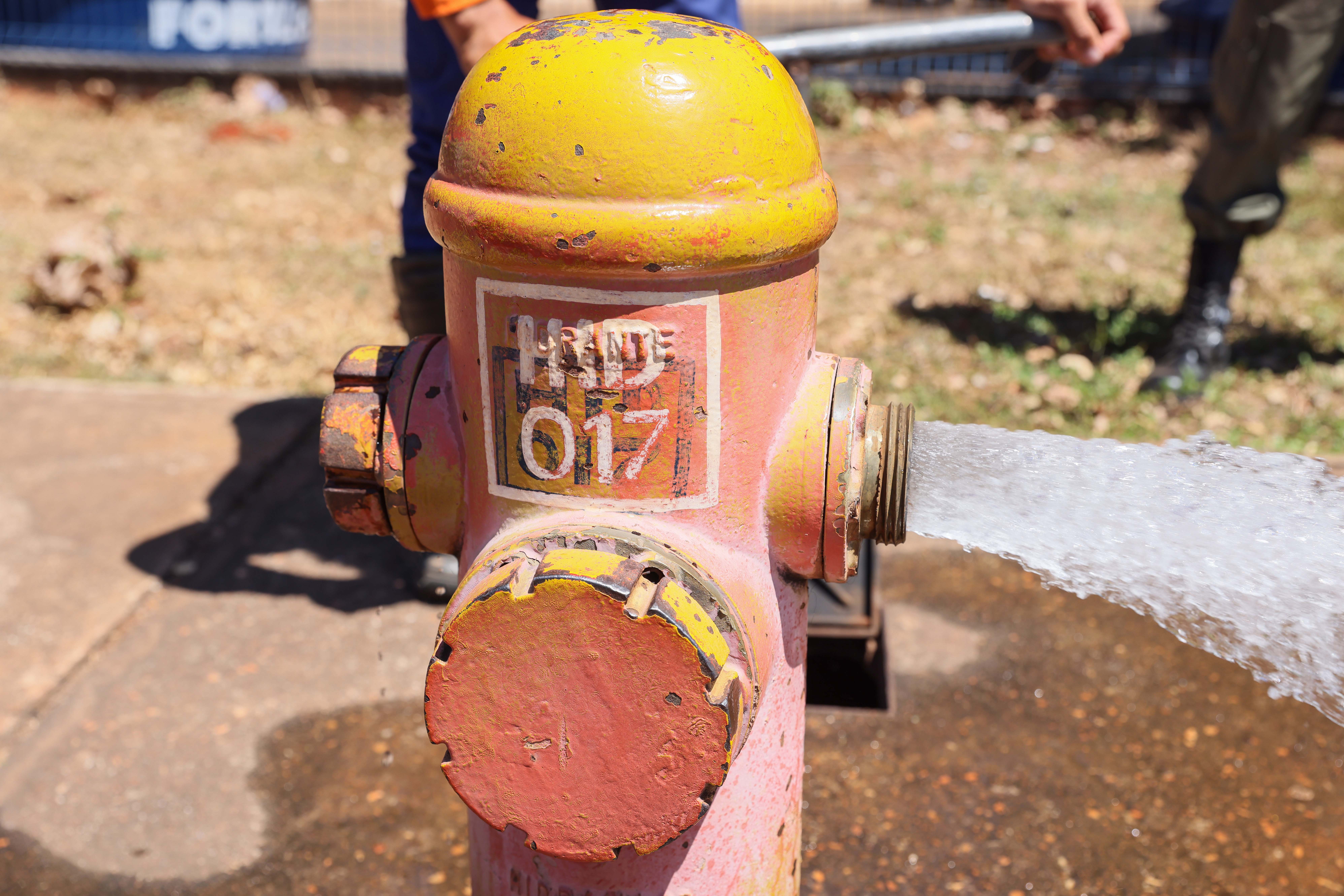 Durante a vistoria os agentes de Proteção e Defesa Civil verificam estado das peças de cada hidrante -Foto: Junior Suzuki