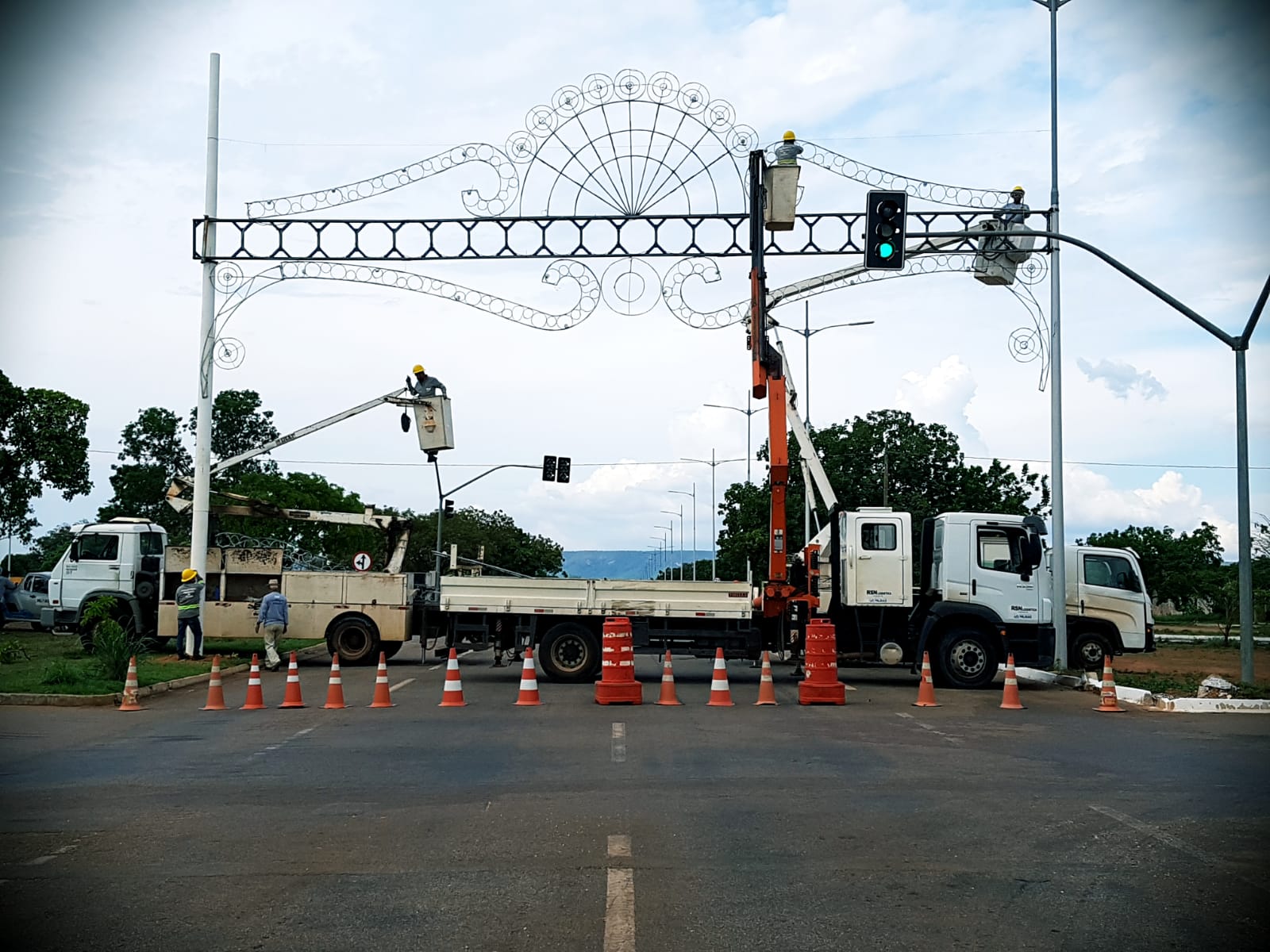 Três pontos da Avenida Teotônio Segurado recebem decoração de Natal nesta segunda, 25