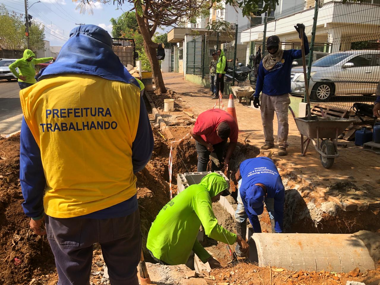 Prefeitura de Palmas executa duplicação de bueiro na região norte para melhorar escoamento de água das chuvas