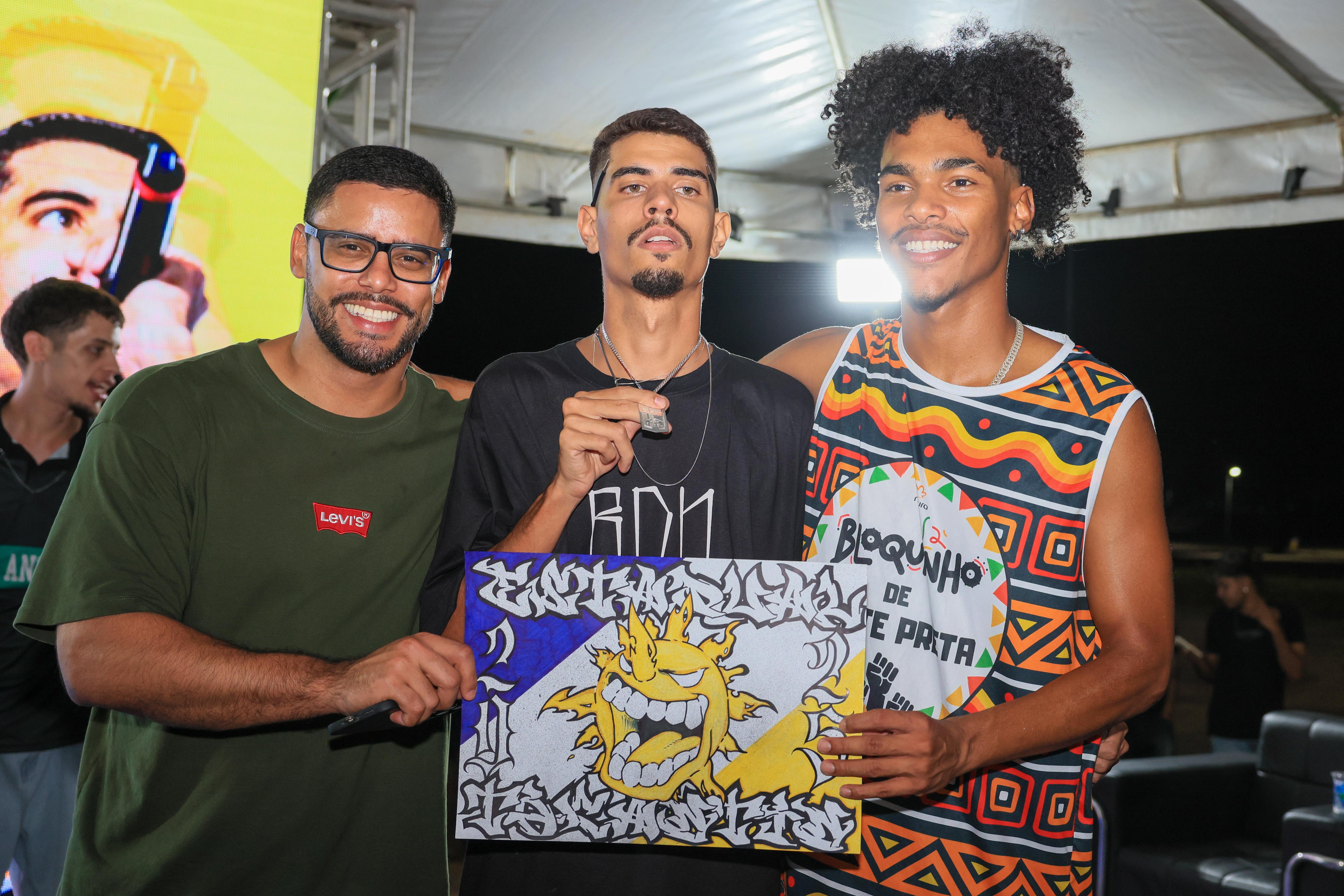 Secretário José Eduardo de Azevedo com o grande campeão da noite, MC Frajola, e o apresentador MC Carlão.