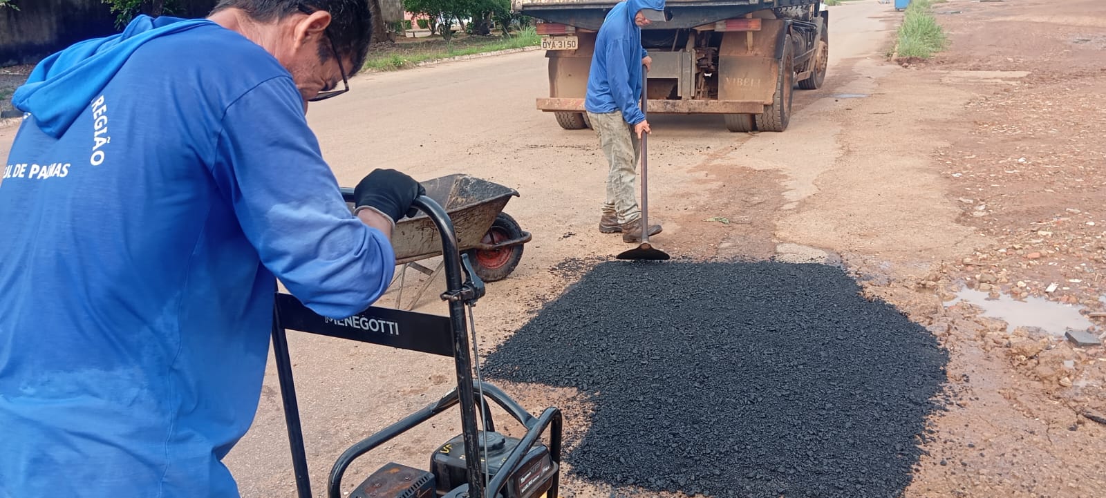 Serviço de tapa-buraco na Avenida LO 25