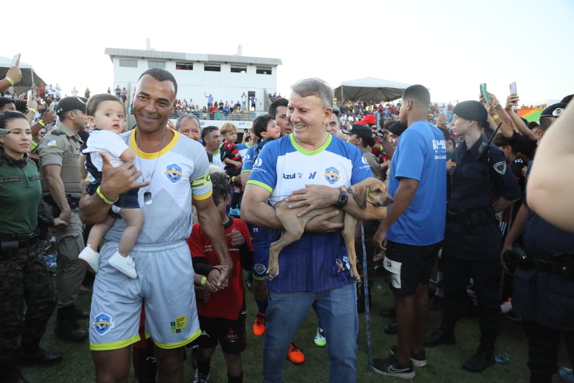 Prefeito Eduardo Siqueira entrou em campo ao lado de Cafu