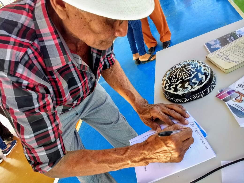 Cras Morada do Sol promove momento intergeracional para lançar livro e poesias escritos por idosos