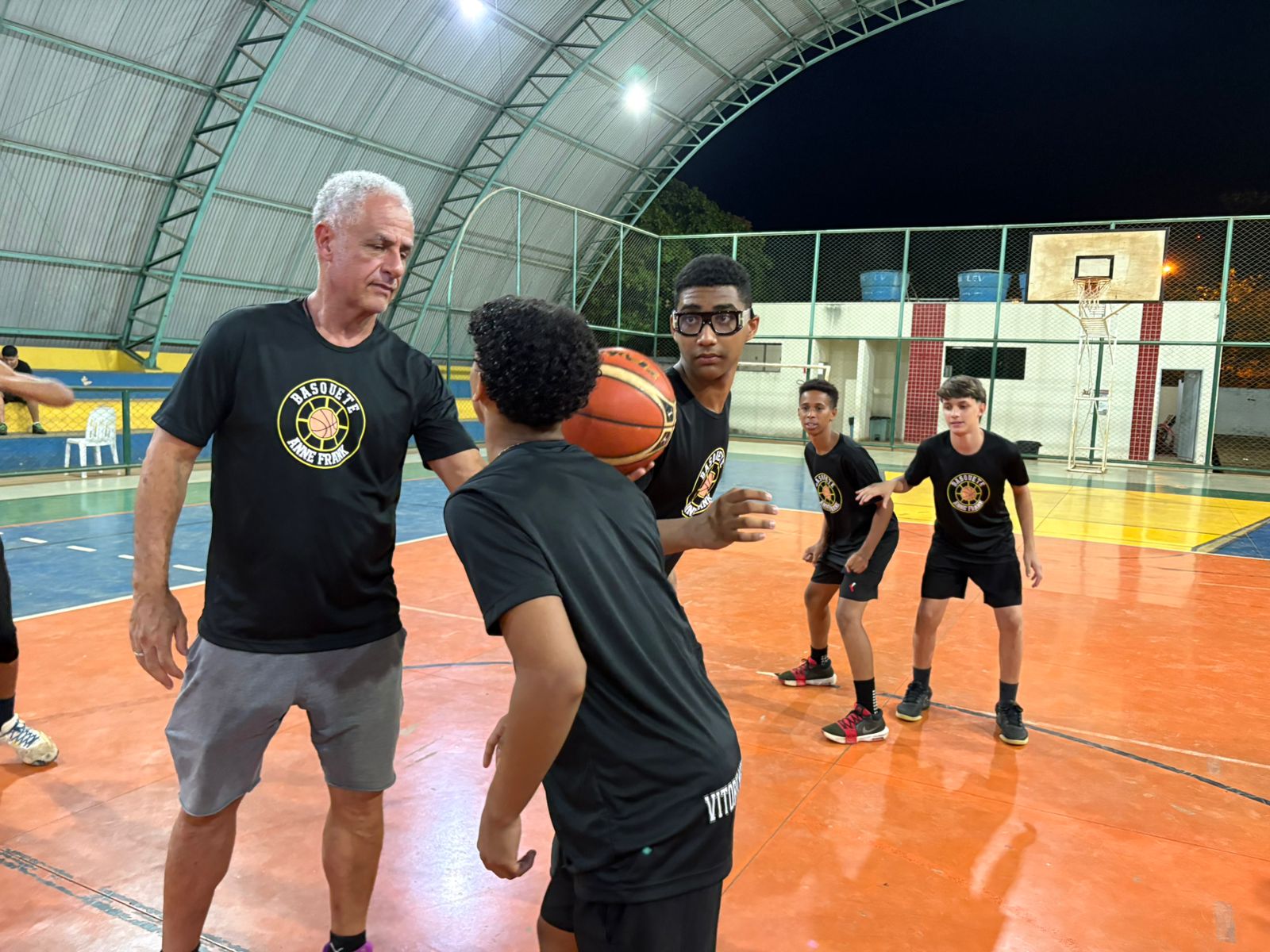 Para viabilizar as aulas, a unidade educacional dispõe de quadra de basquete bem equipada e uma equipe composta por profissionais qualificados