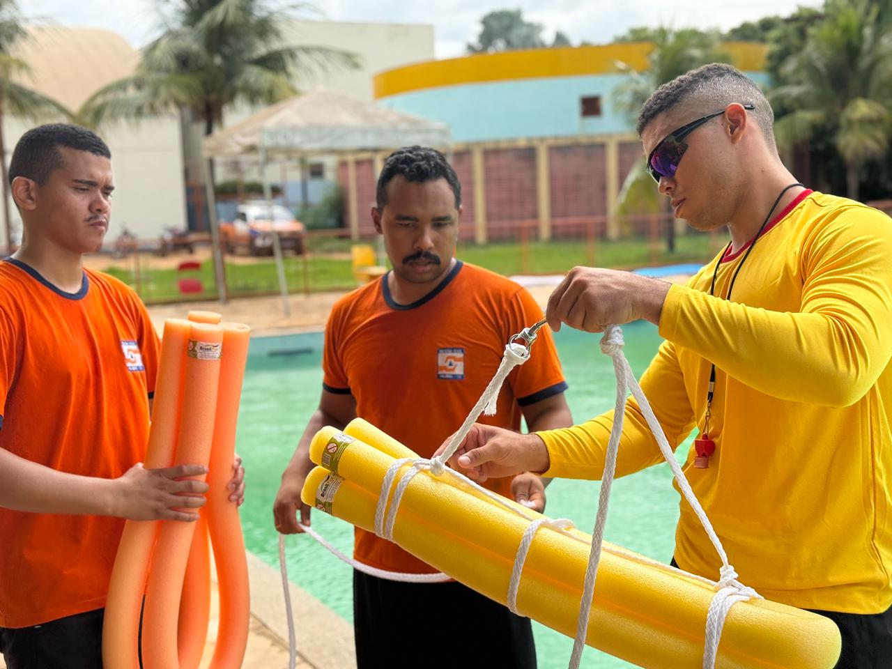 Formação é ministrada pelo bombeiro civil Rafael Lima de Resende, instrutor especializado na área, 3º à direita