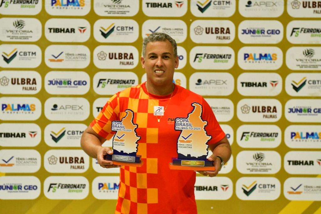 Raphael 'Chokito' ostenta os troféus conquistados de campeão geral do ranking por equipes da categoria Paralímpica e de vice-campeão da Olímpica da competição