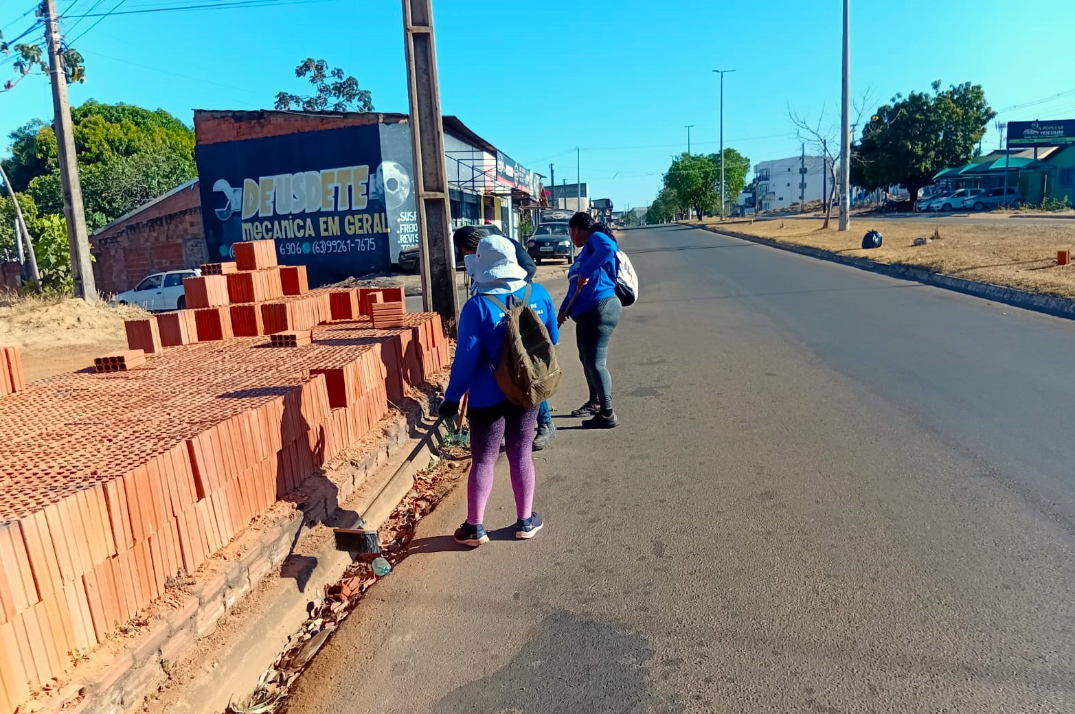 Equipe da Zeladoria Urbana faz varrição na saída para Porto Nacional