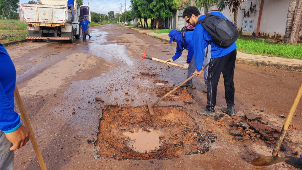 Serviço de tapa-buraco na Arse 121 (1204 Sul)