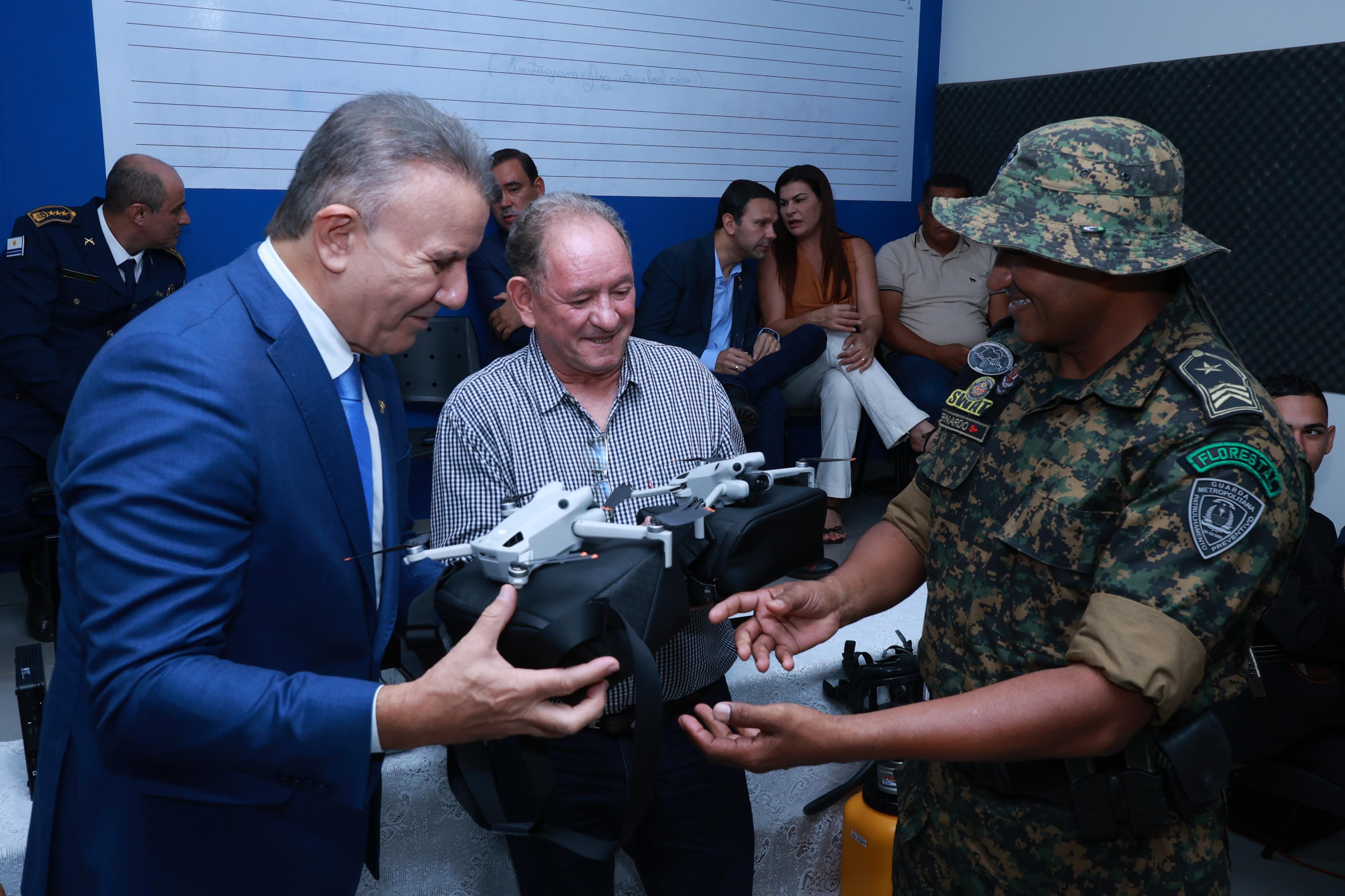 Eduardo Siqueira Campos entrega drones à Divisão Ambiental da Guarda Metropolitana de Palmas