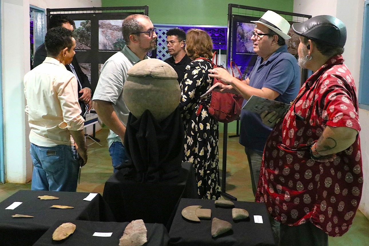 A exposição apresenta parte dos resultados da descoberta de cinco novos sítios arqueológicos na Serra do Lajeado, sendo quatro deles de pinturas rupestres e um de cerâmica