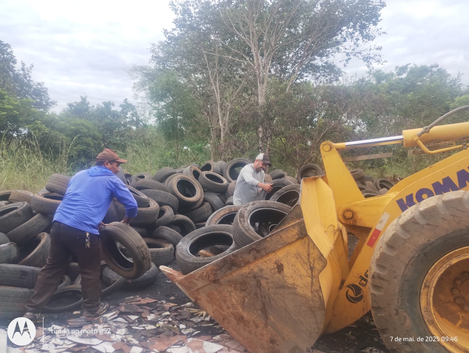 Equipes utilizaram pá carregadeira para ajudar no recolhimento