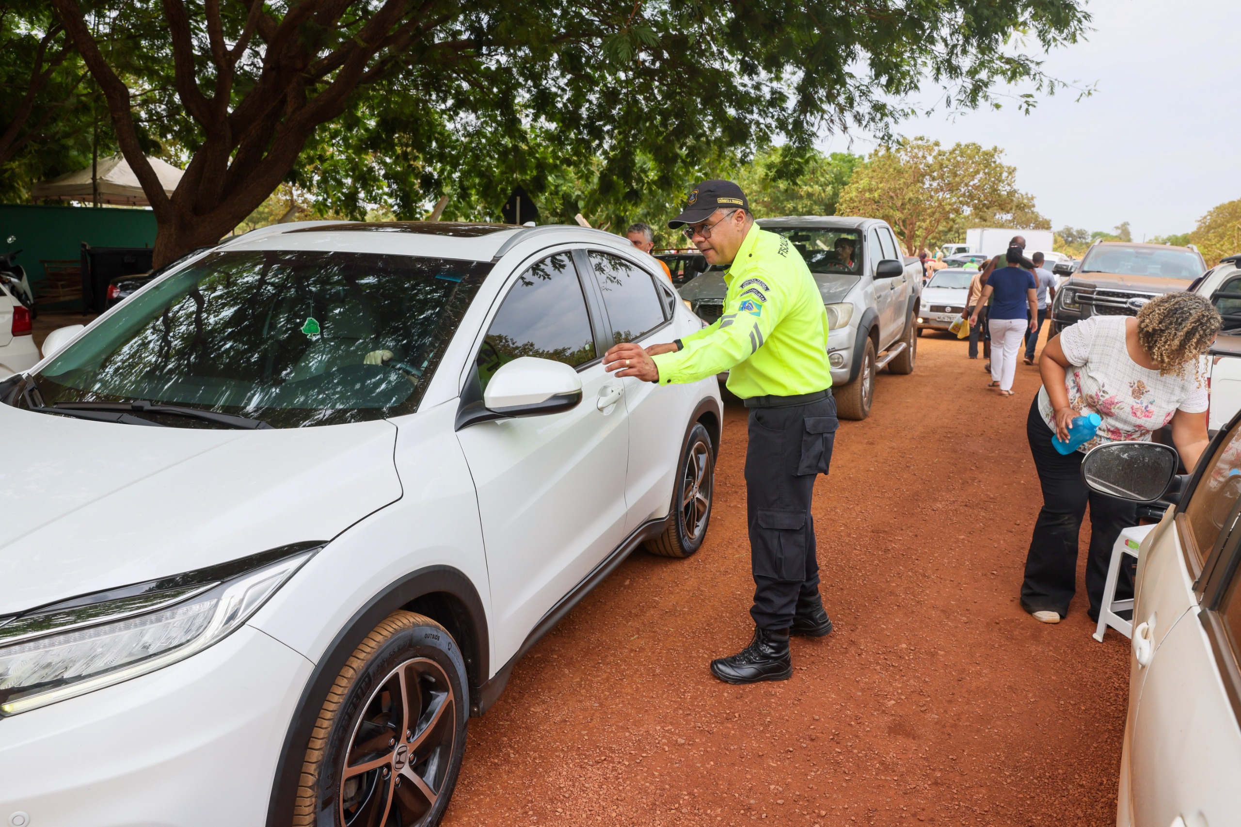 Agentes de trânsito coordenaram o fluxo de veículos no local