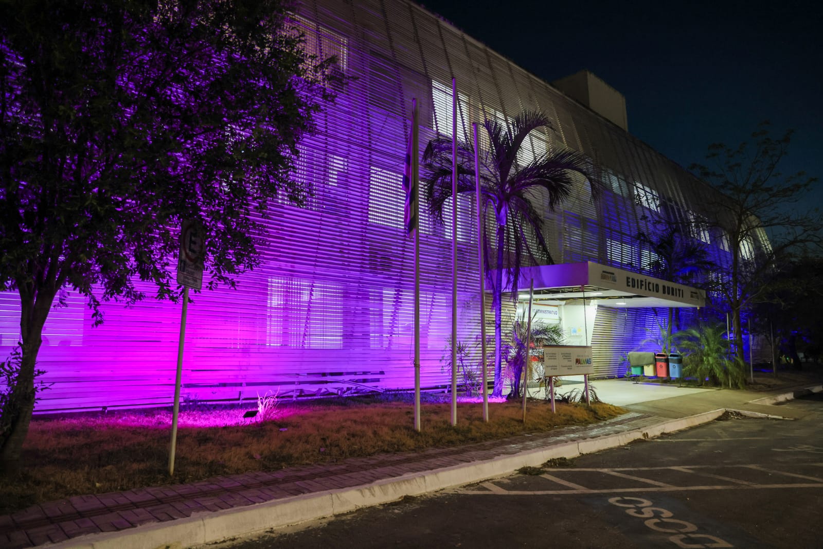 Prédio dos Buritis recebe iluminação rosa para lembrar outubro rosa