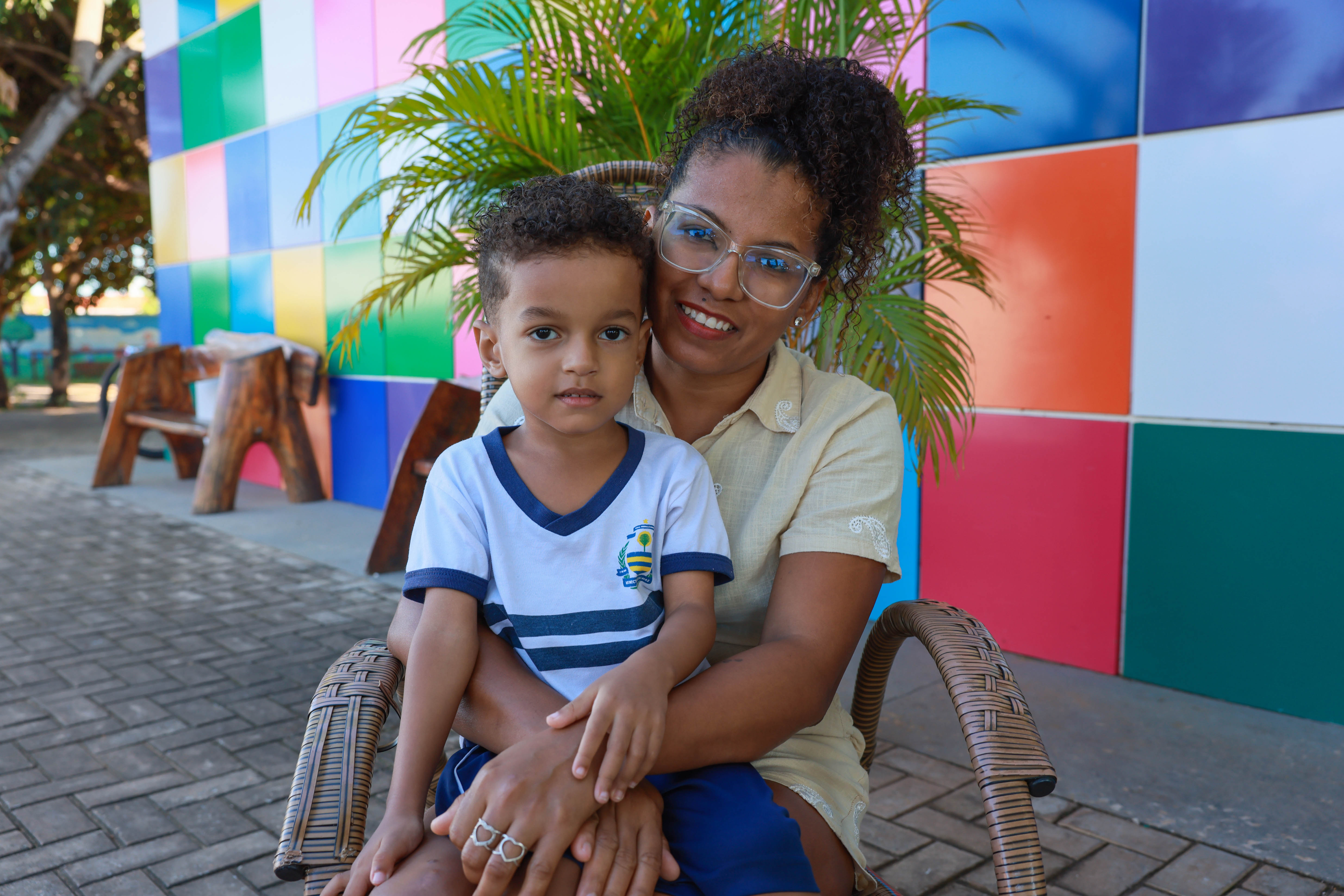 Mãe do pequeno Pedro Rodrigues, de 4 anos, a estudante de enfermagem Neuriana Rodrigues, conta que a entrada do filho no Cmei a ajudou na sua rotina diária, além de possibilitar a voltar a sala de aula