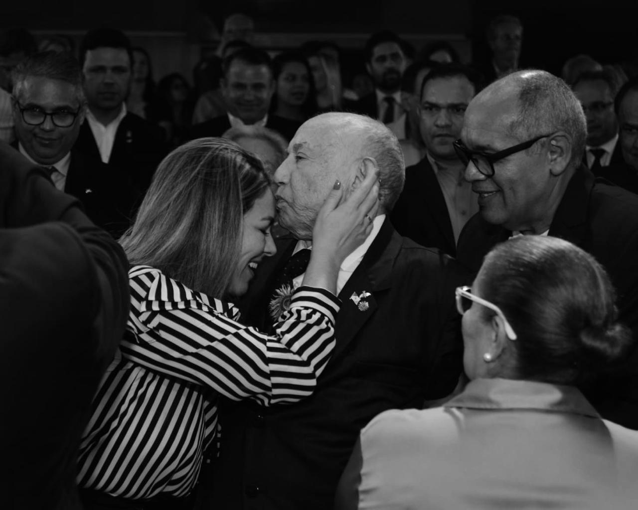 Prefeita Cinthia lamenta morte de Siqueira e diz: "ele foi um farol na minha jornada de vida"