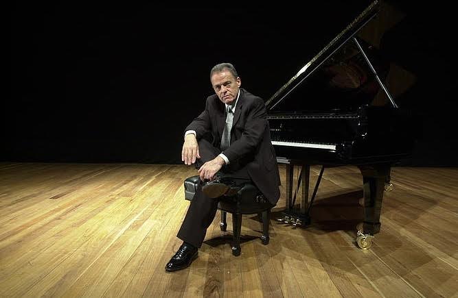 Theatro Fernanda Montenegro recebe o pianista Miguel Proença com o projeto Piano Brasil
