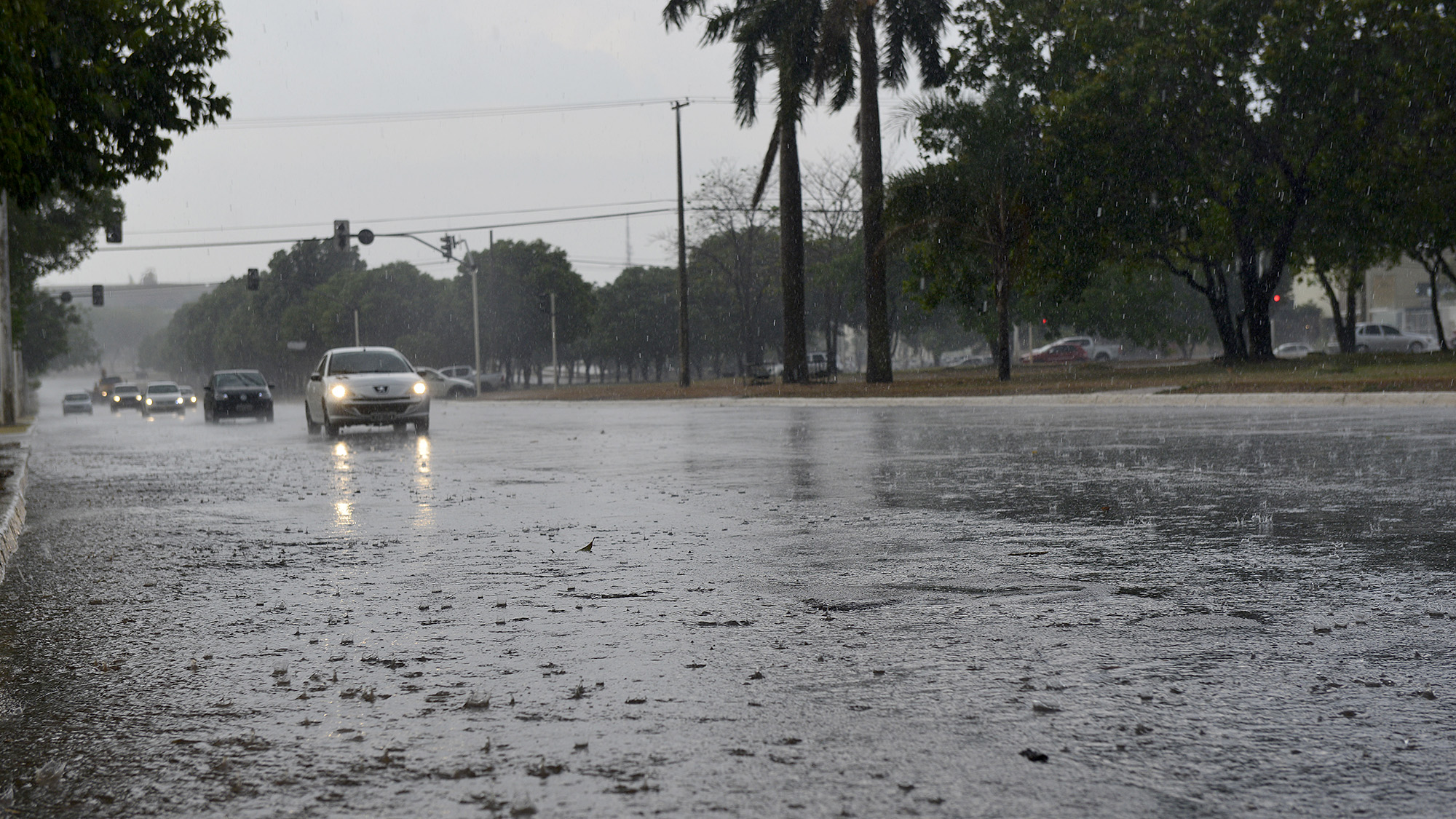 Pancadas de chuvas isoladas com granizo são registradas em alguns pontos da Capital nesta quinta, 23