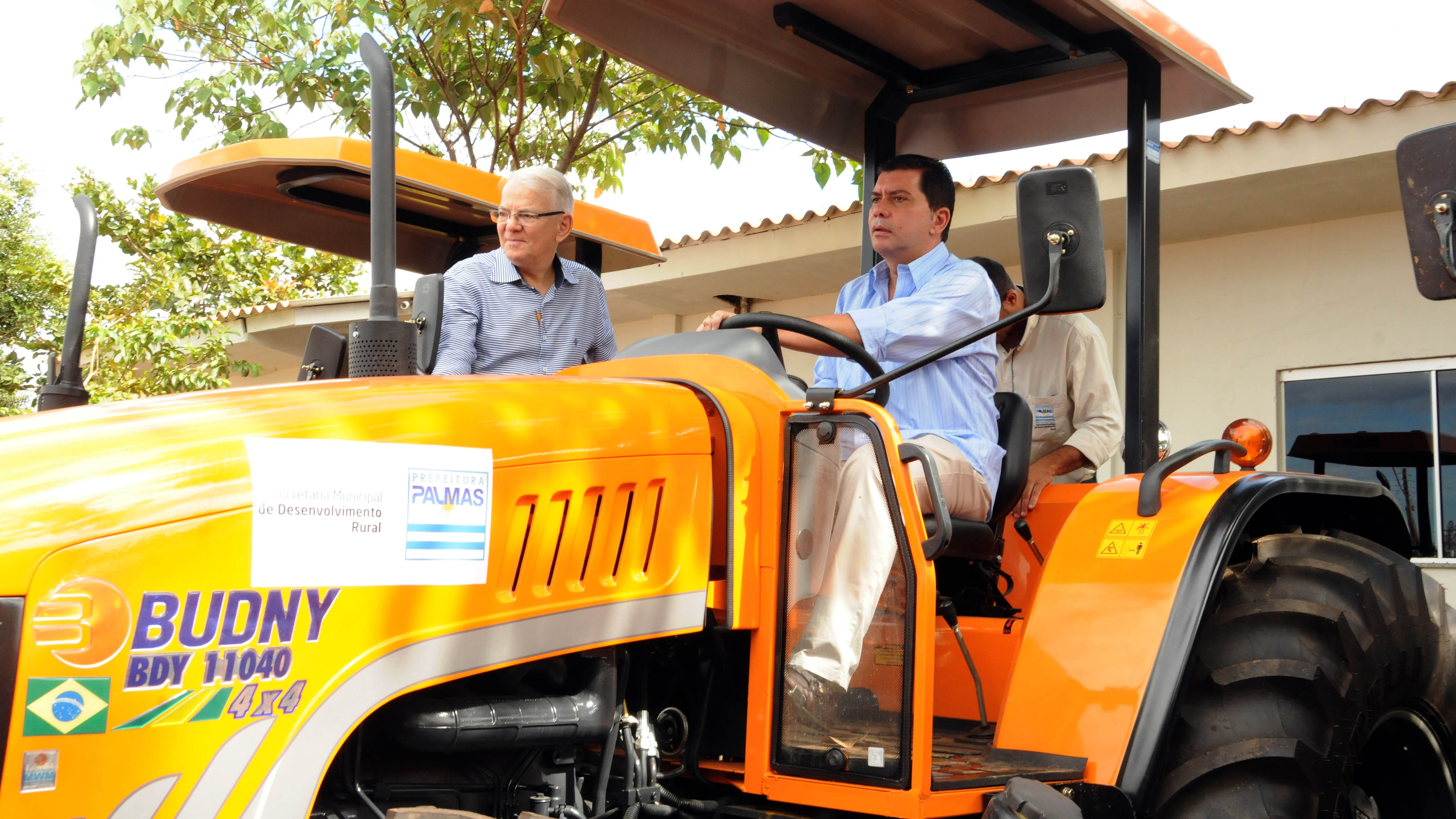 Em solenidade festiva, Prefeito entrega tratores, certificados e assina parceria para agricultura