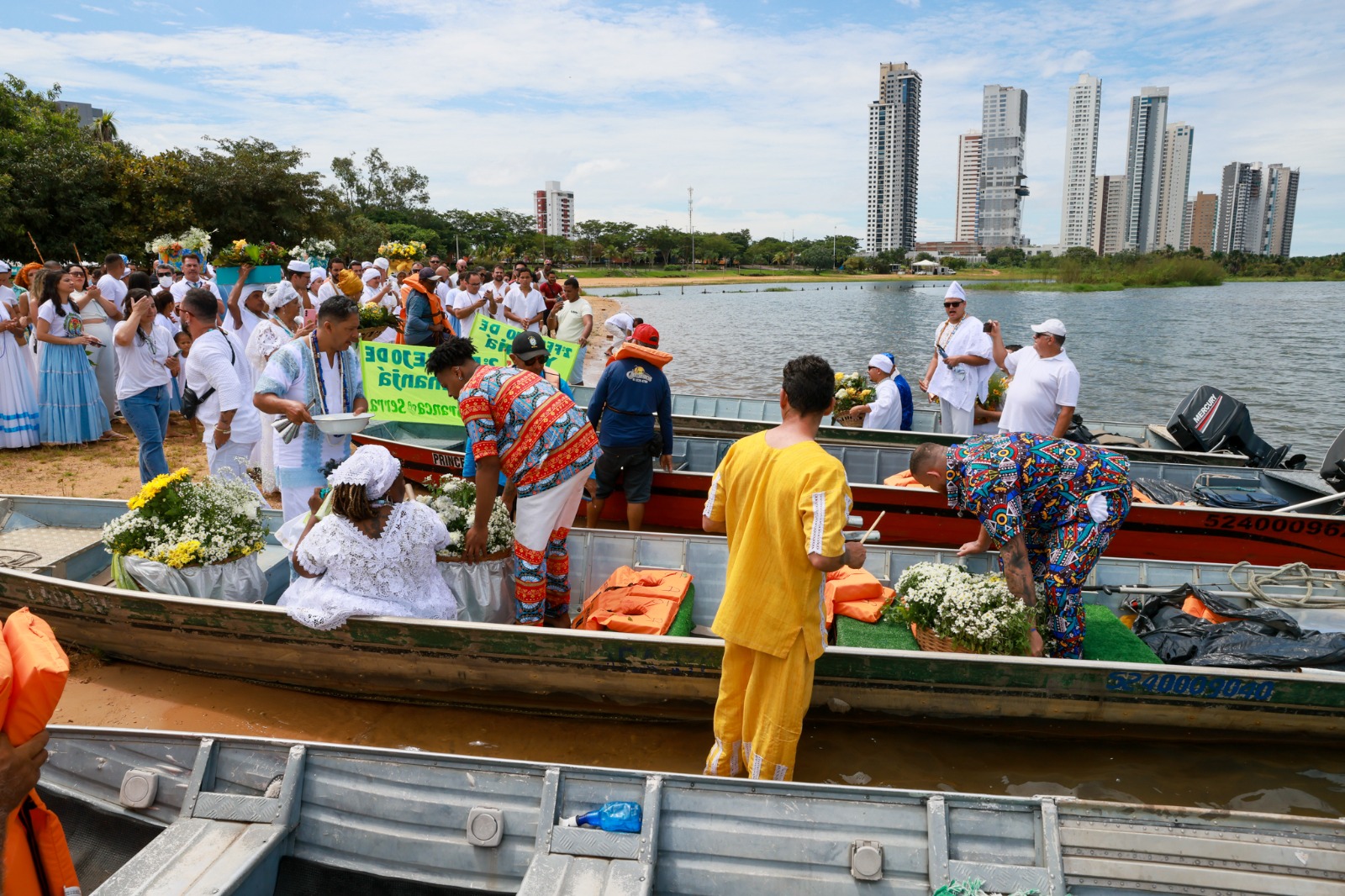 Rituais religiosos e a entrega de presentes a Yemanjá foram realizados na tarde de domingo, 23
