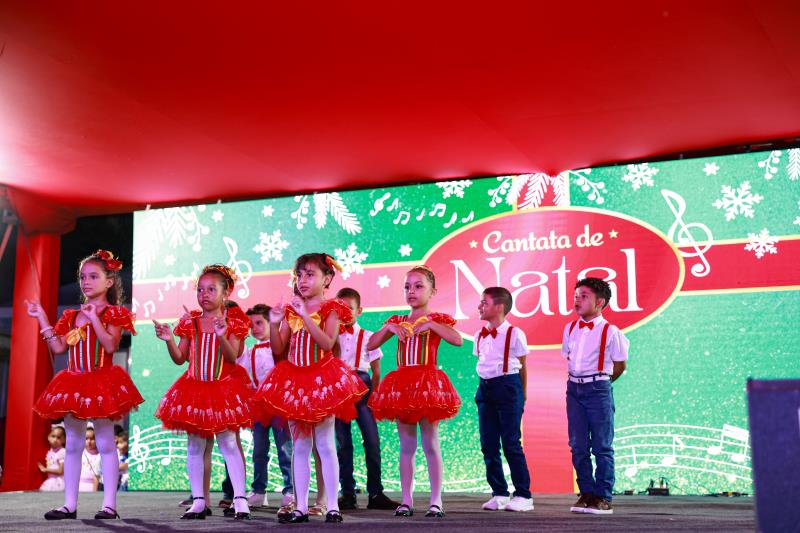 Cantata reúne dezenas de famílias na Praça do Bosque