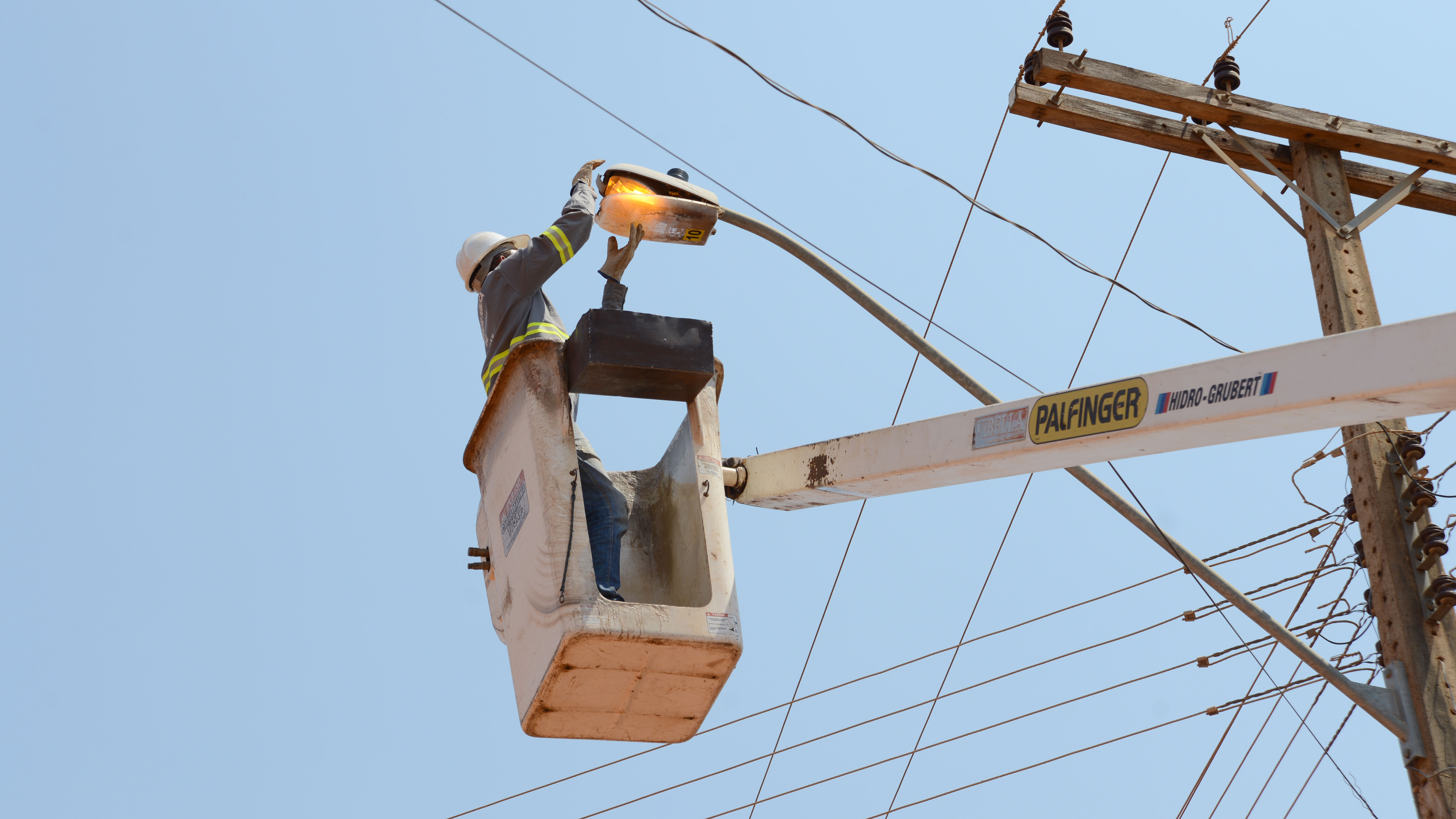 Força-tarefa realiza substituição de lâmpadas queimadas em vias da Capital