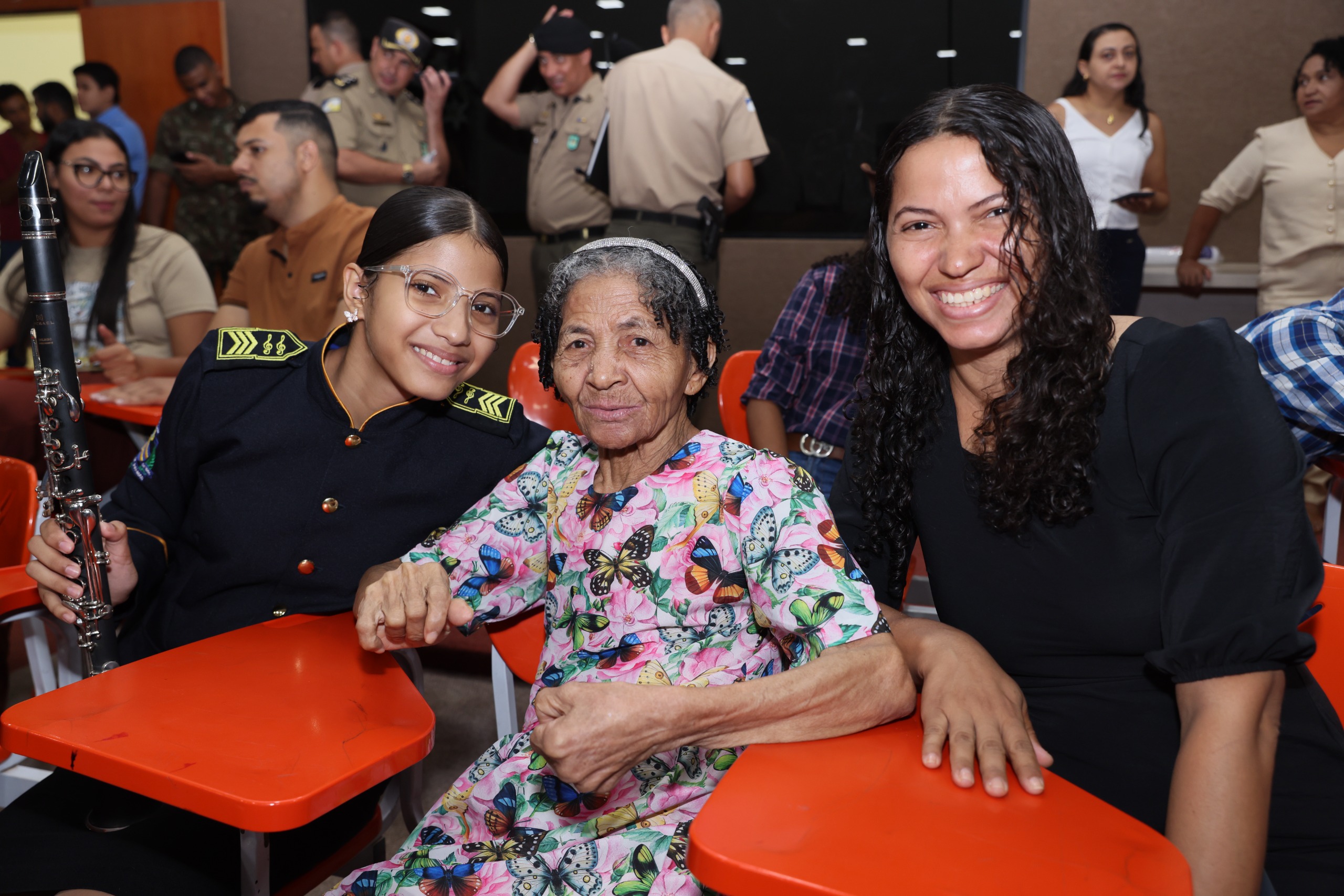Empresária Divina Ferreira Albino,  acompanhada da sua mãe Maria da Piedade, estava ansiosa para ver a apresentação da filha Manuella Albino Silva, integrante da Banda da GMP -  Foto: Francisco Barros