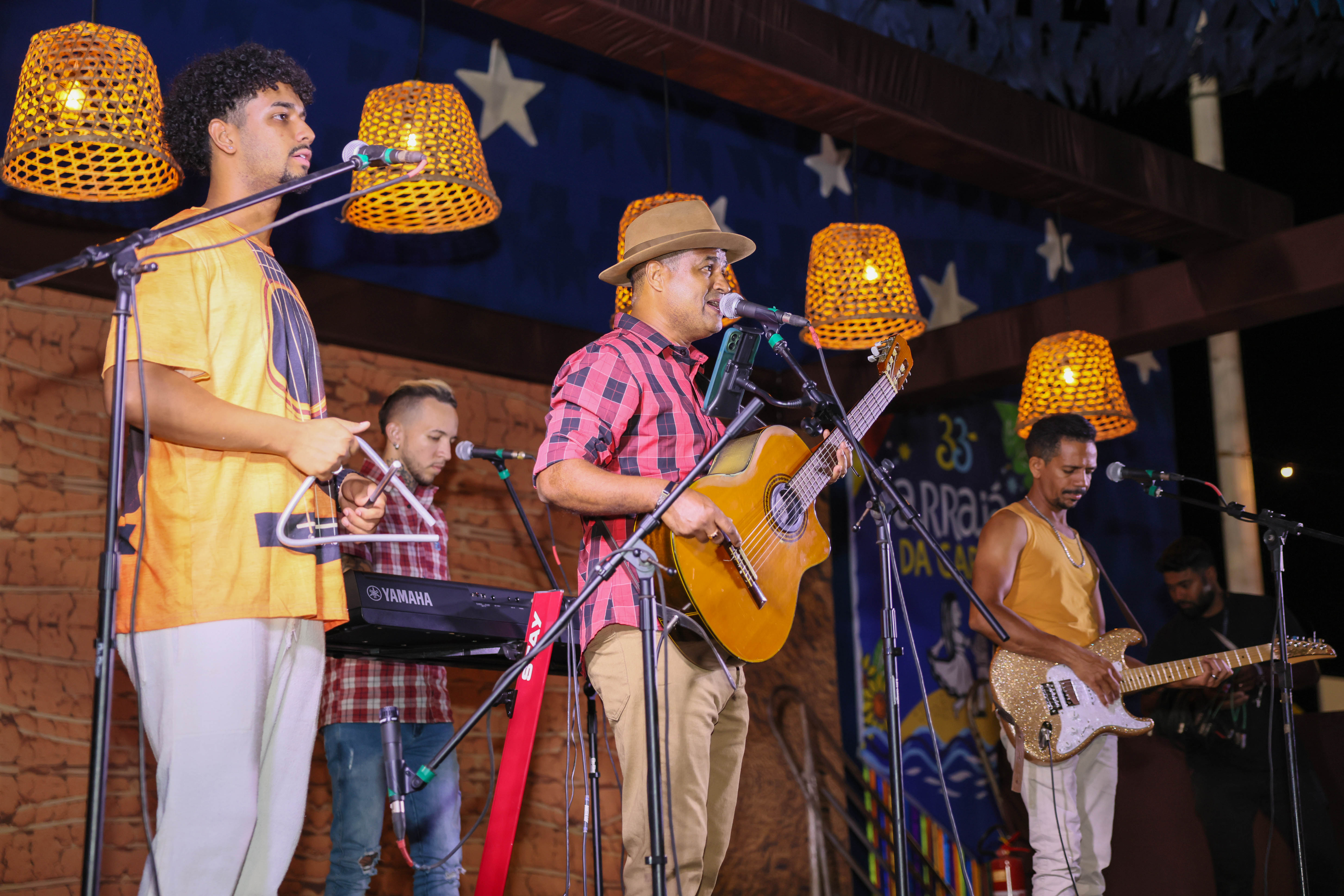Grupo Queren Cantor Eclético colocou o público para ‘arrastar os pés’ no palco Sala de Reboco, onde também tocou o Caccau Ferreira