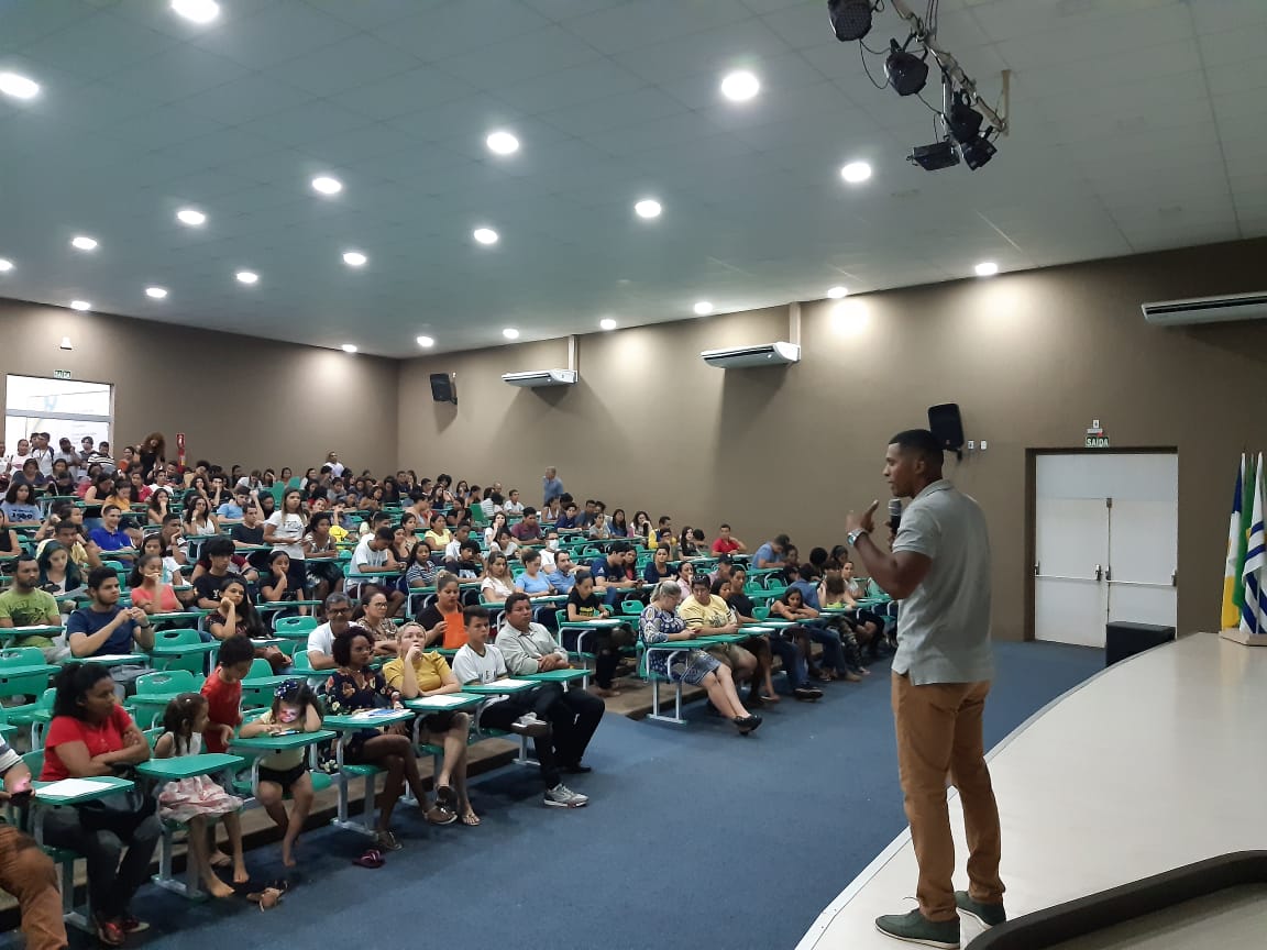Mais de 500 alunos assinam termo de adesão ao cartão do estudante