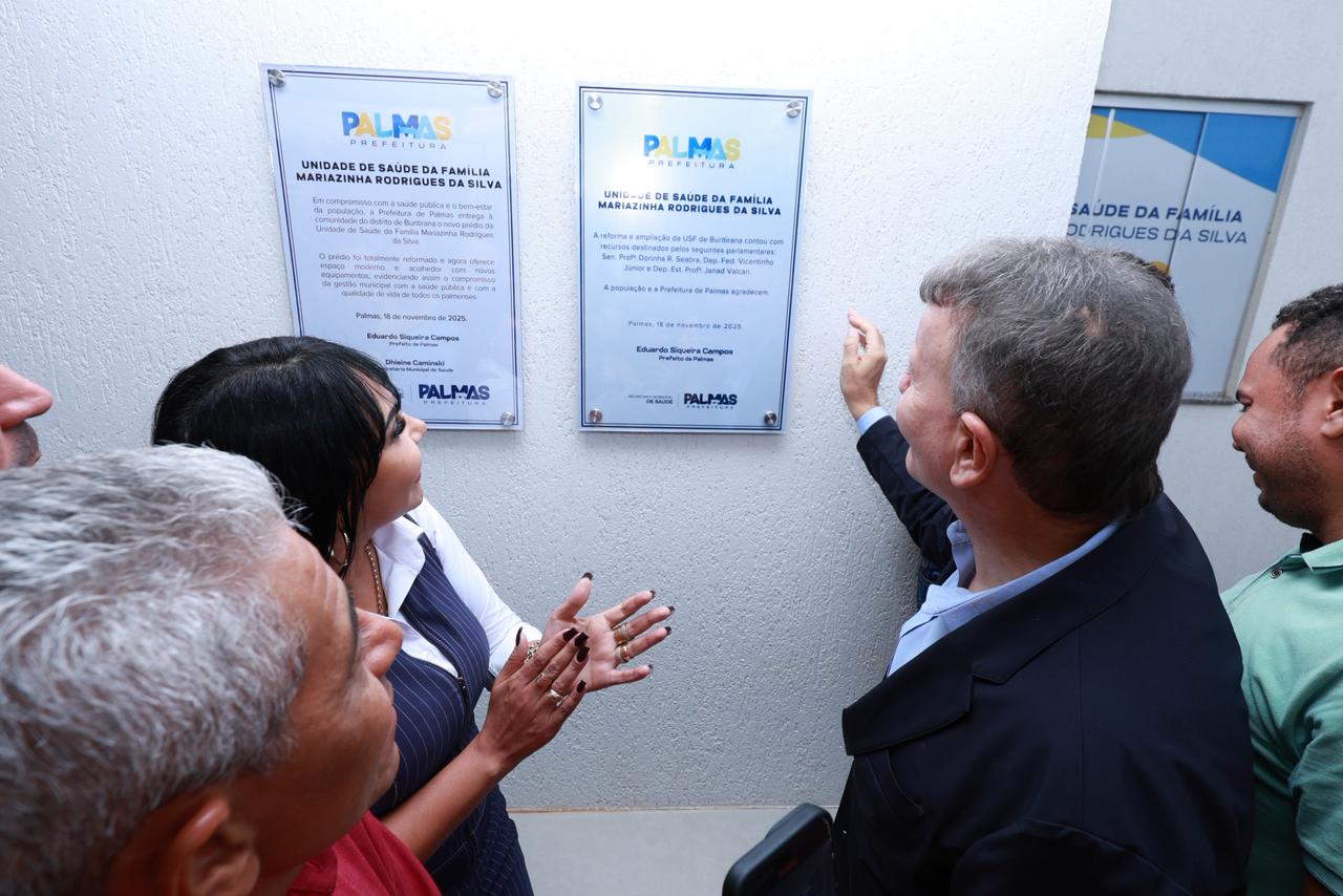 Momento em que as placas de homenagem são expostas para os participantes do evento Foto: Flávio Cavalera