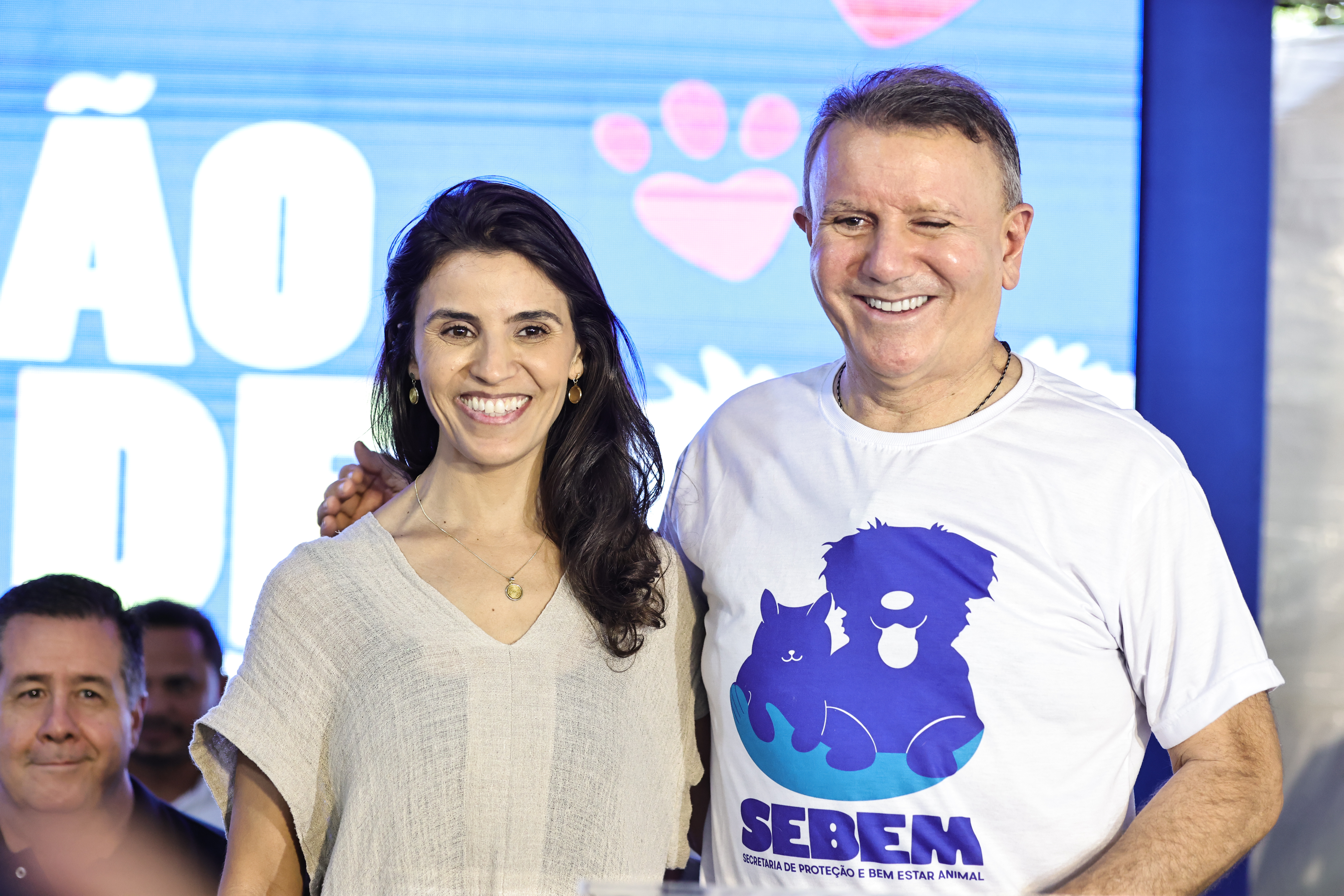 Prefeito Eduardo Siqueira Campos e a secretária de Proteção e Bem-Estar Animal, Gabriela Siqueira Campos, durante a assinatura da Medida Provisória que institui a Política Municipal de Proteção e Bem-Estar Animal em Palmas.