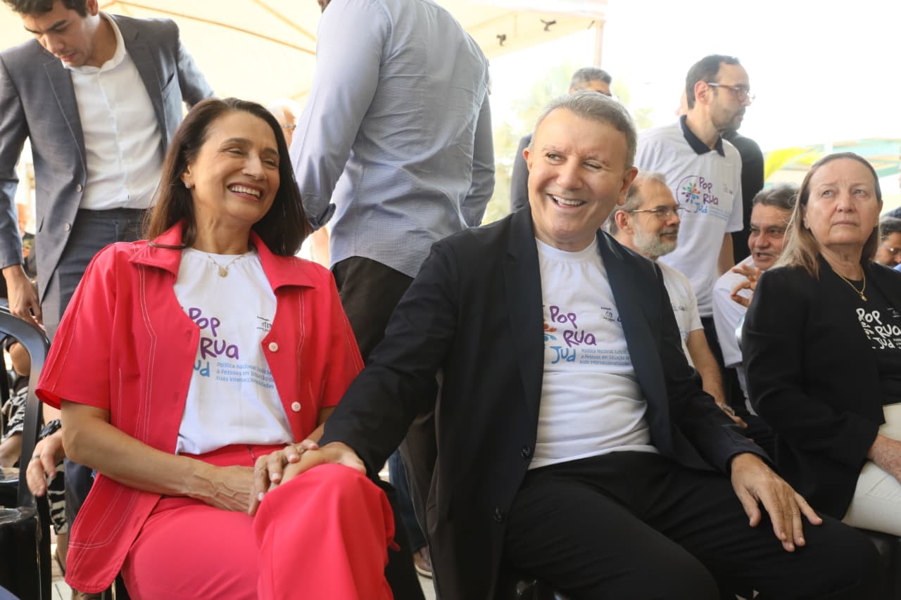 Prefeito de Palmas, Eduardo Siqueira Campos, ao lado da primeira-dama e secretária de Ação Social, Polyanna Siqueira Campos, durante evento