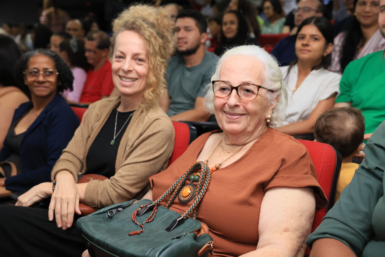 Servidora pública e arquiteta Joseísa Furtado ao lado da sua mãe, Heloísa Elena Martins Vieira Furtado, prestigiaram o 4º Concerto de Música Popular Brasileira da Guarda Metropolitana de Palmas